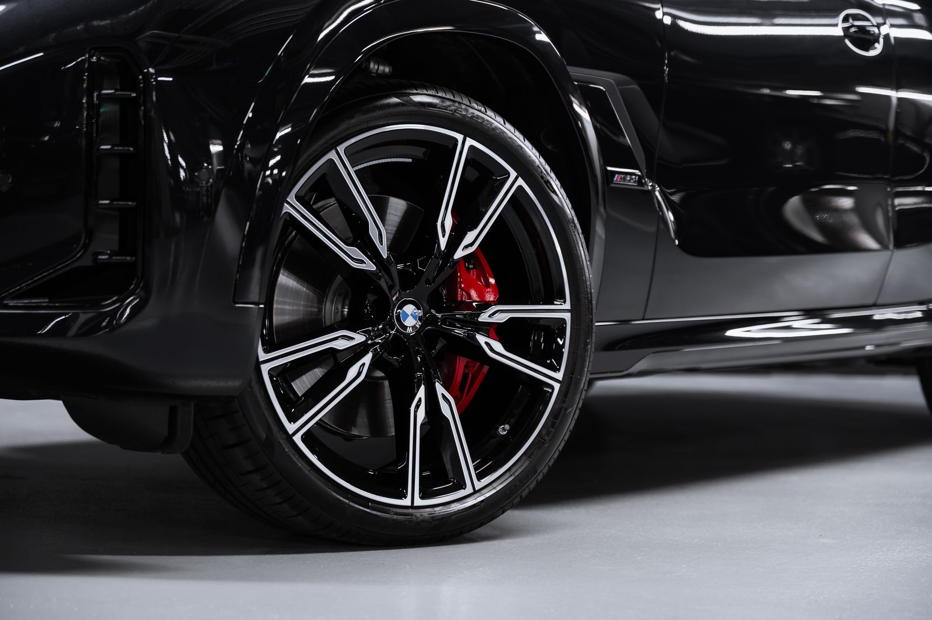 Черный BMW X6 M60i бензин в Crystal Car под заказ