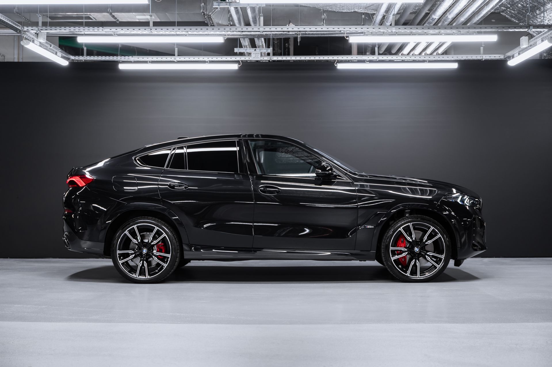 Черный BMW X6 M60i бензин в Crystal Car под заказ