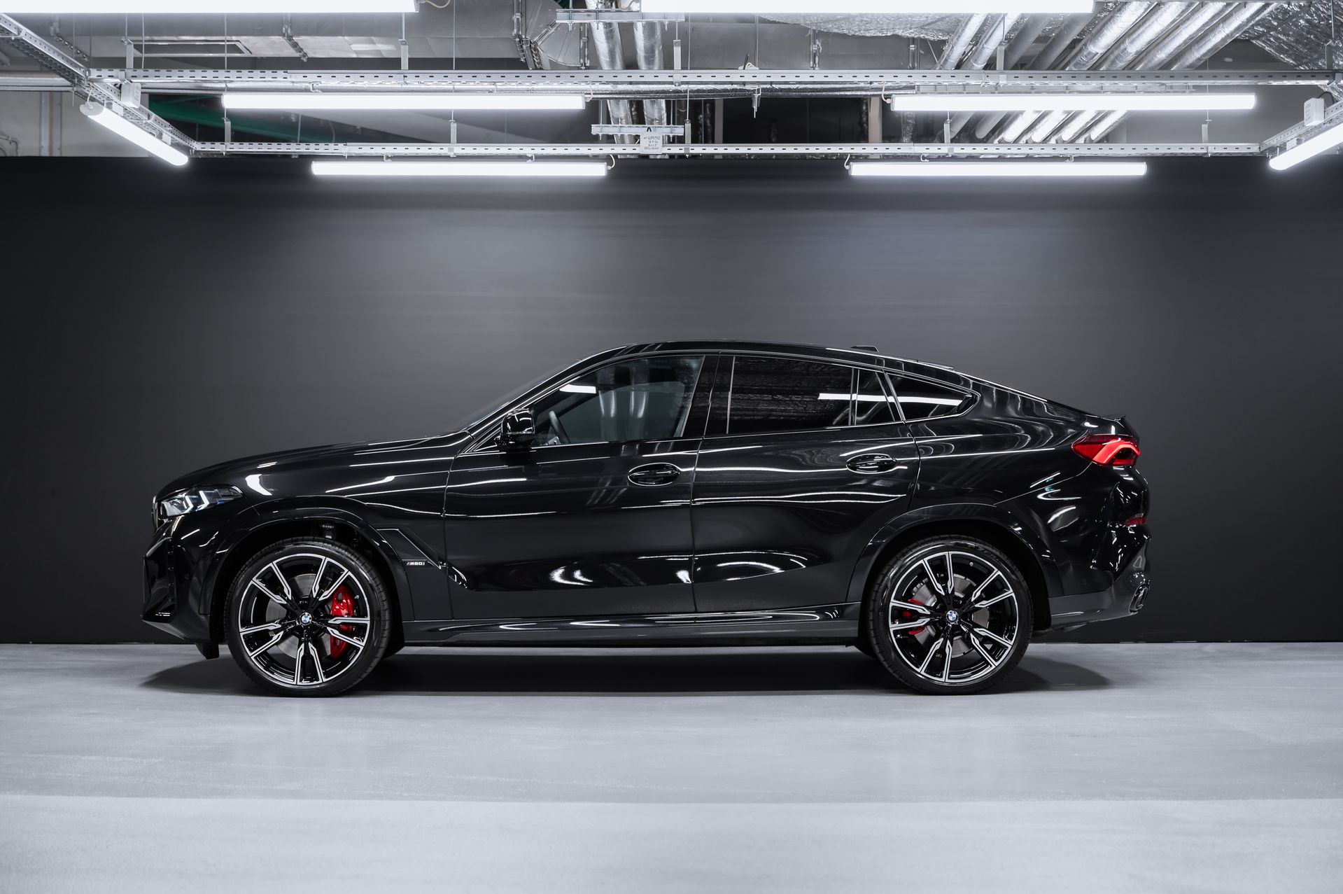 Черный BMW X6 M60i бензин в Crystal Car под заказ