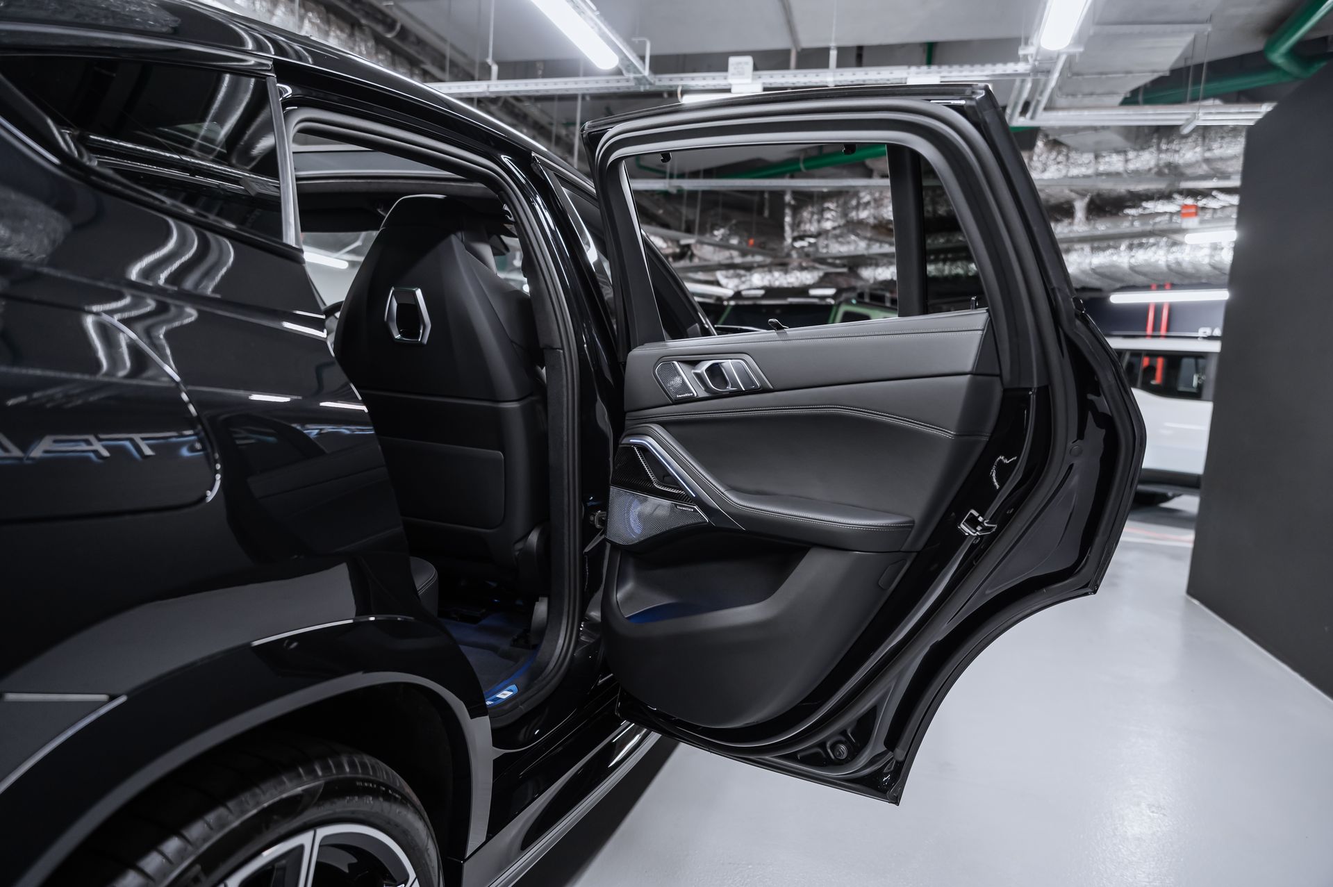 Черный BMW X6 M60i бензин в Crystal Car под заказ