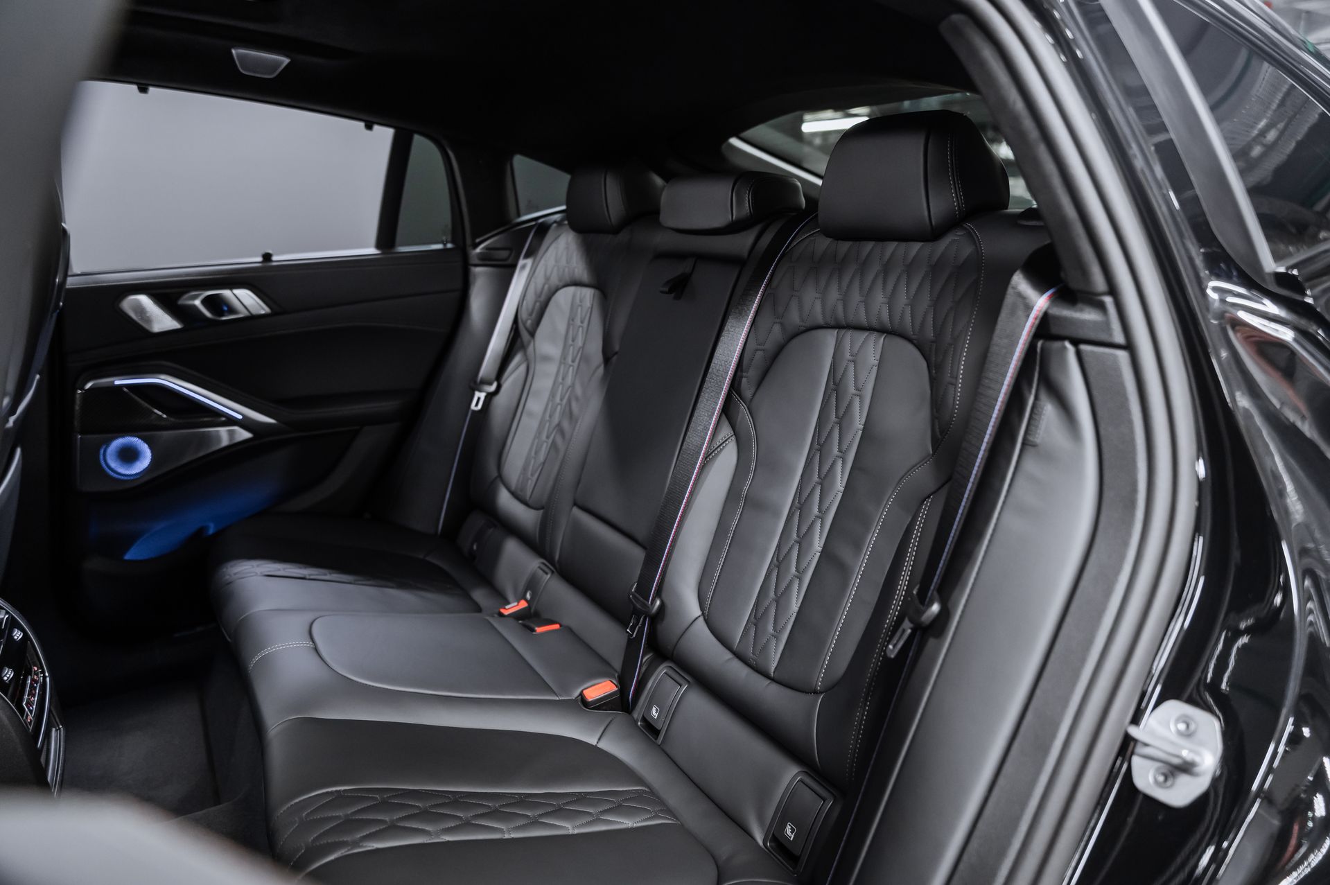 Черный BMW X6 M60i бензин в Crystal Car под заказ