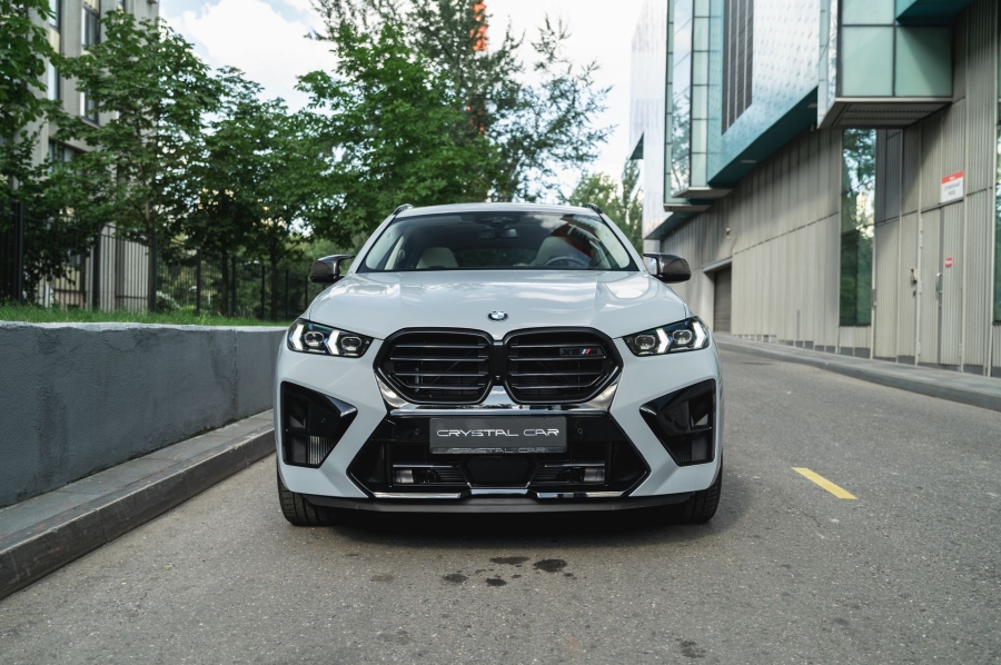 Серый BMW X6 M в городской среде — автомобиль под заказ в Crystal Car