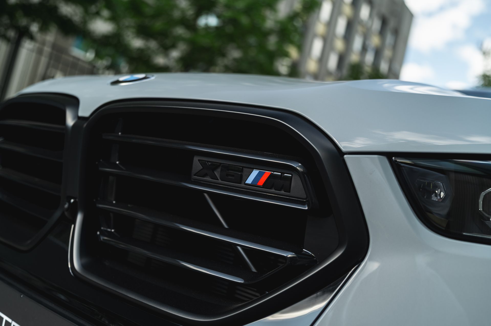 Серый BMW X6 M в городской среде — автомобиль под заказ в Crystal Car