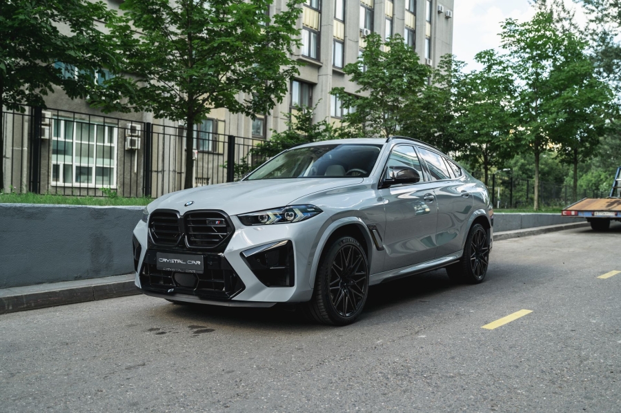 Серый BMW X6 M в городской среде — автомобиль под заказ в Crystal Car