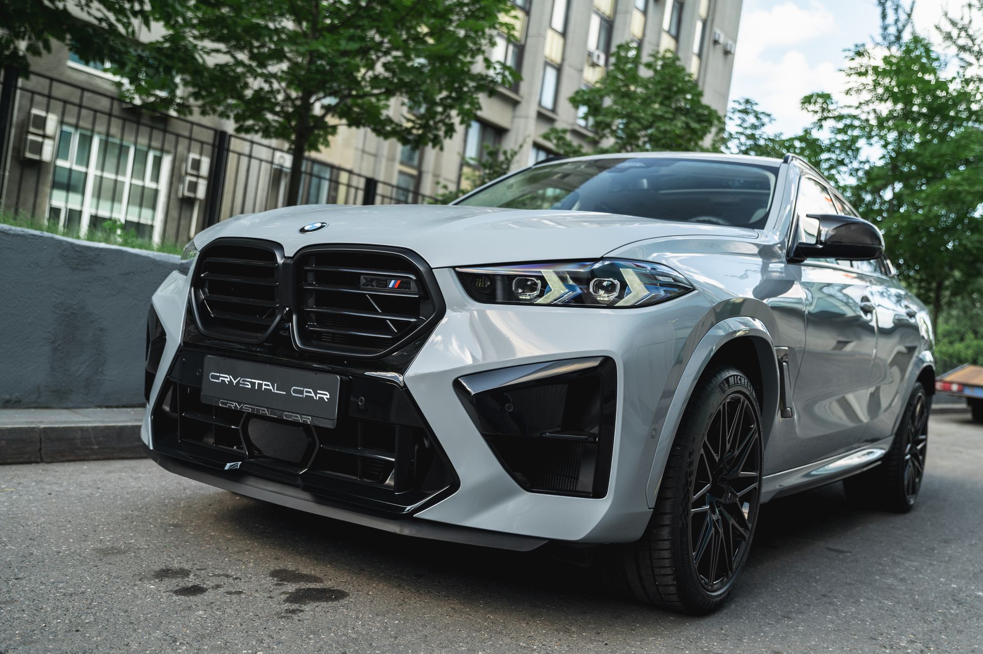Серый BMW X6 M в городской среде — автомобиль под заказ в Crystal Car