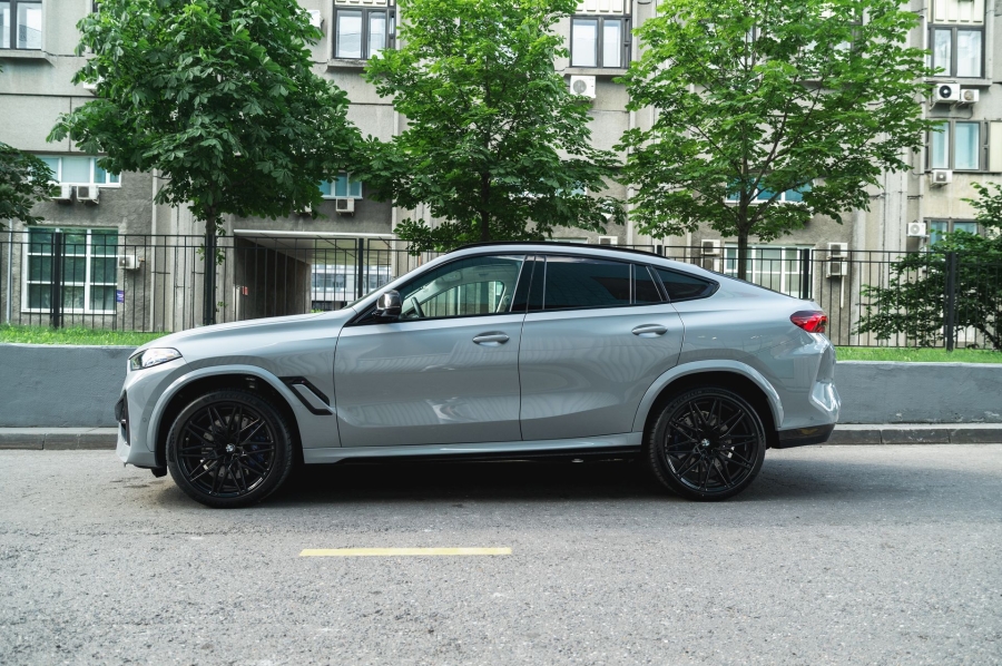 Серый BMW X6 M в городской среде — автомобиль под заказ в Crystal Car