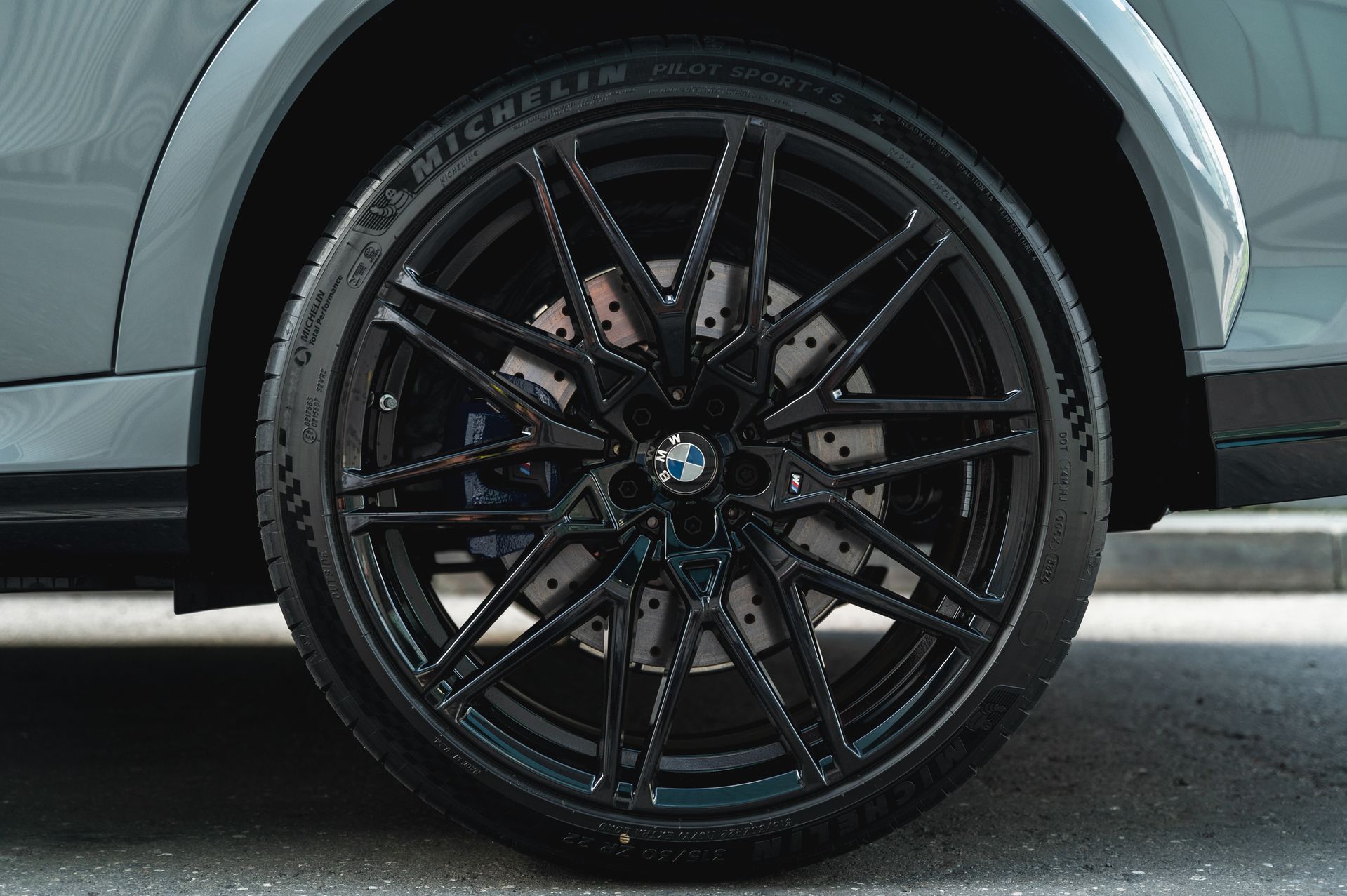 Серый BMW X6 M в городской среде — автомобиль под заказ в Crystal Car