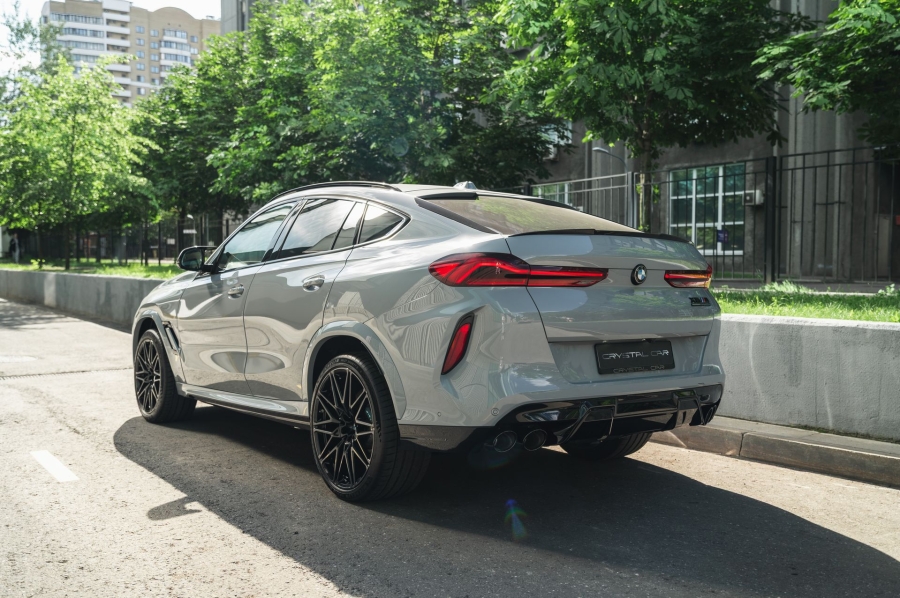 Серый BMW X6 M в городской среде — автомобиль под заказ в Crystal Car