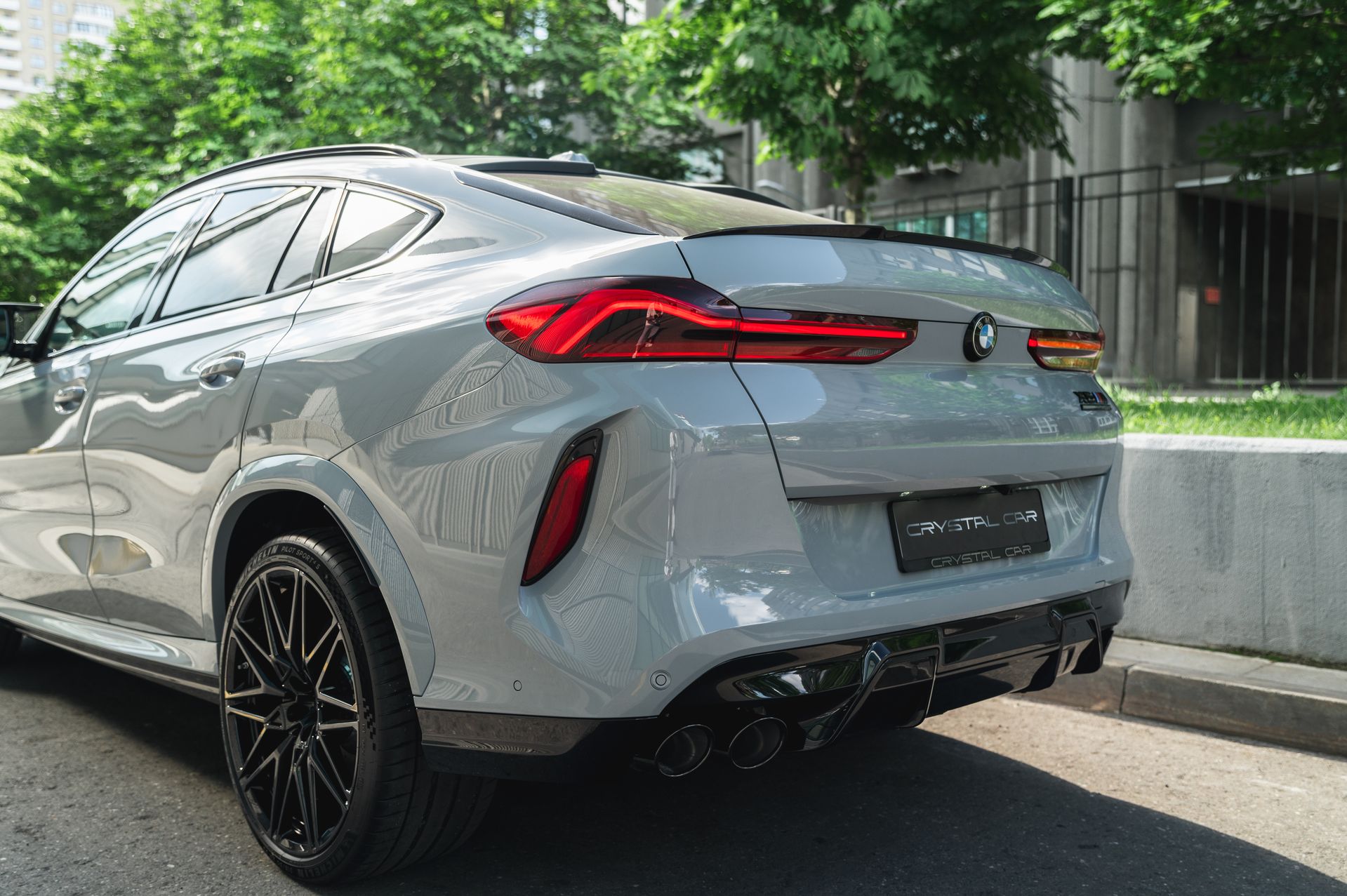 Серый BMW X6 M в городской среде — автомобиль под заказ в Crystal Car