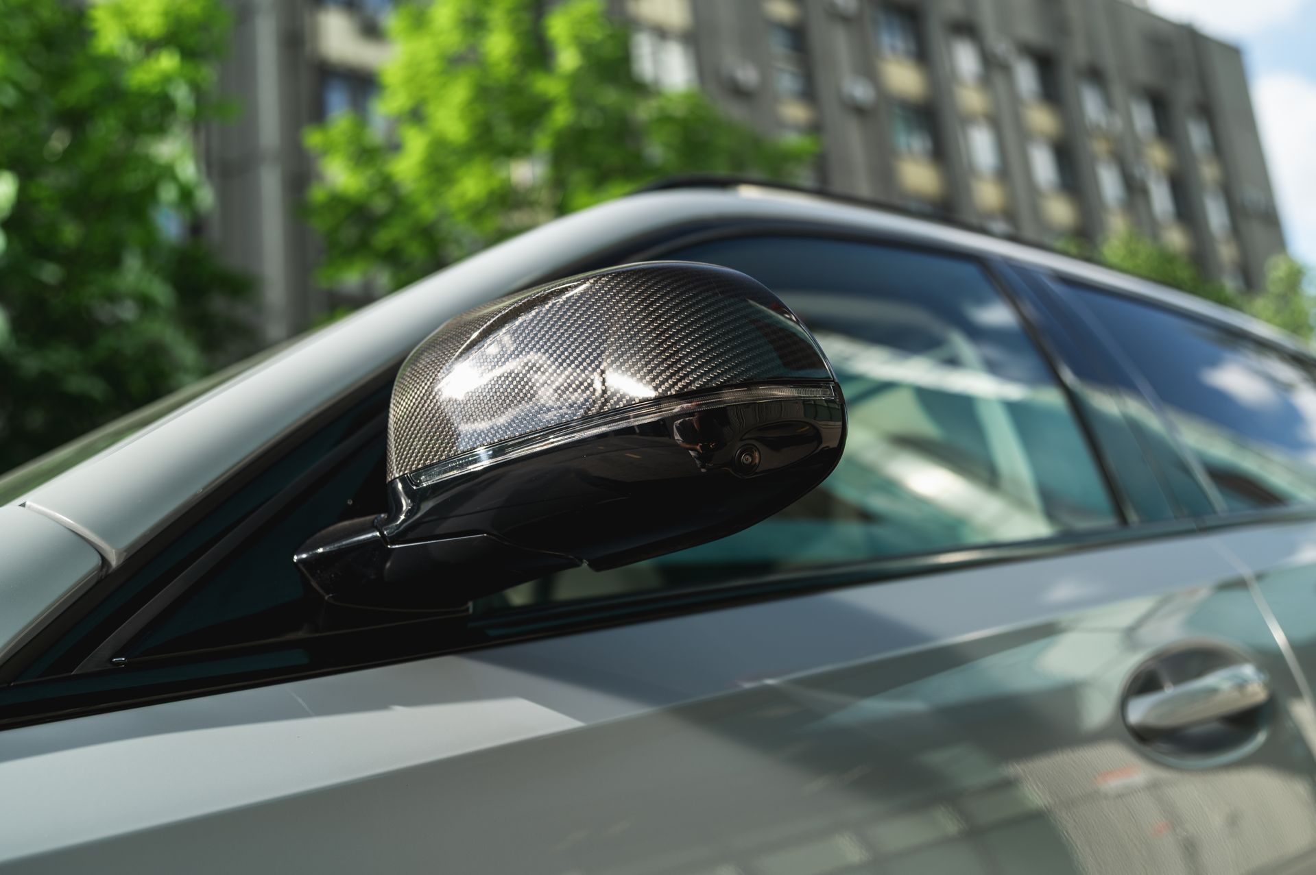 Серый BMW X6 M в городской среде — автомобиль под заказ в Crystal Car