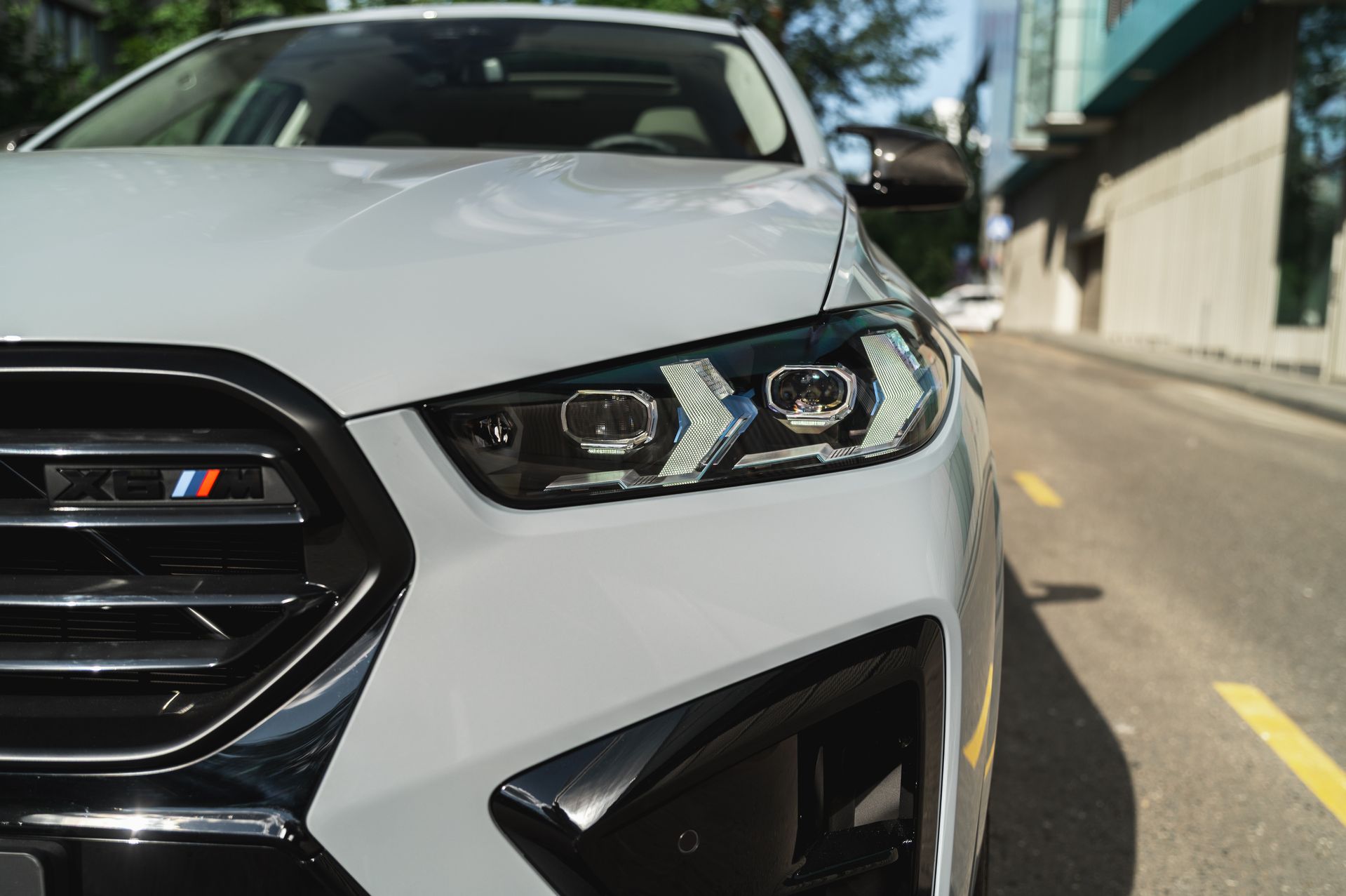 Серый BMW X6 M в городской среде — автомобиль под заказ в Crystal Car