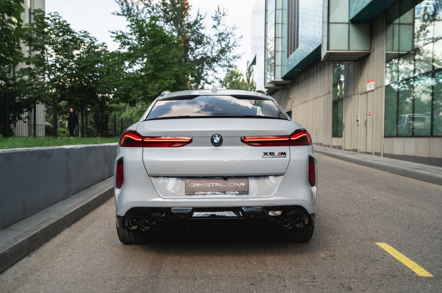 Серый BMW X6 M в городской среде — автомобиль под заказ в Crystal Car