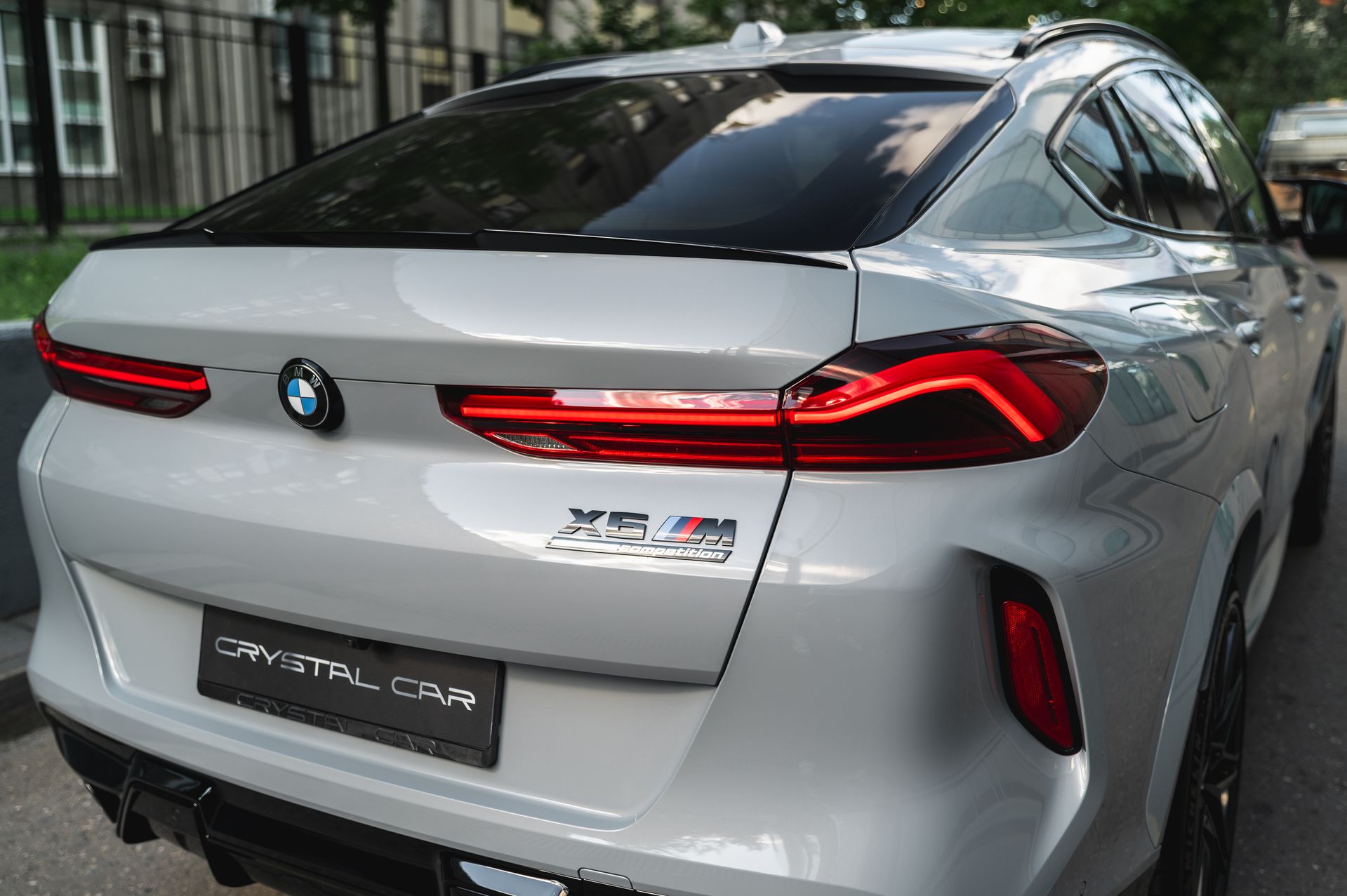 Серый BMW X6 M в городской среде — автомобиль под заказ в Crystal Car