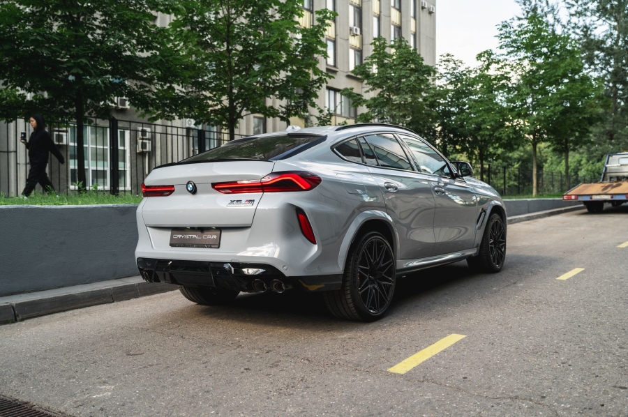 Серый BMW X6 M в городской среде — автомобиль под заказ в Crystal Car