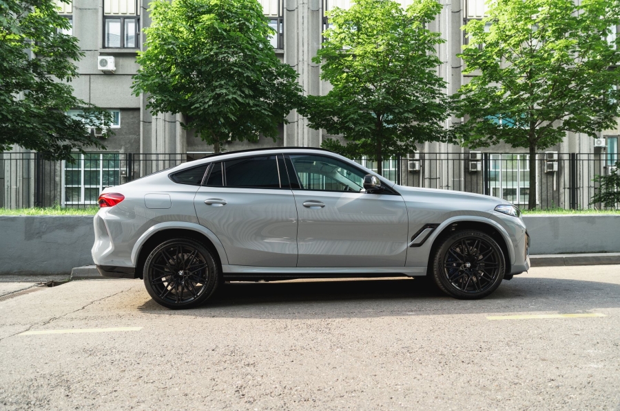 Серый BMW X6 M в городской среде — автомобиль под заказ в Crystal Car
