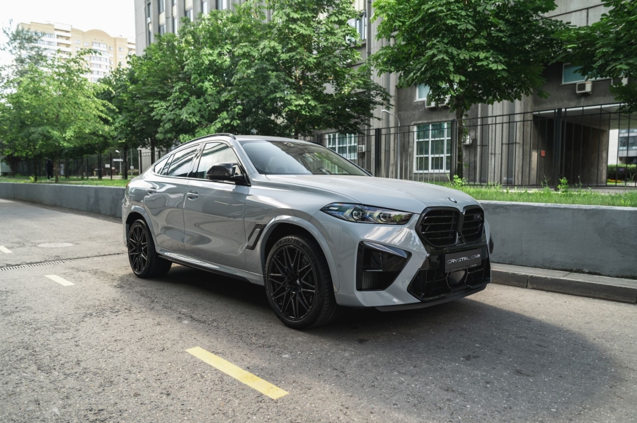 Серый BMW X6 M в городской среде — автомобиль под заказ в Crystal Car