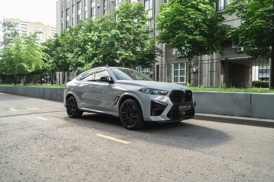 Серый BMW X6 M в городской среде — автомобиль под заказ в Crystal Car