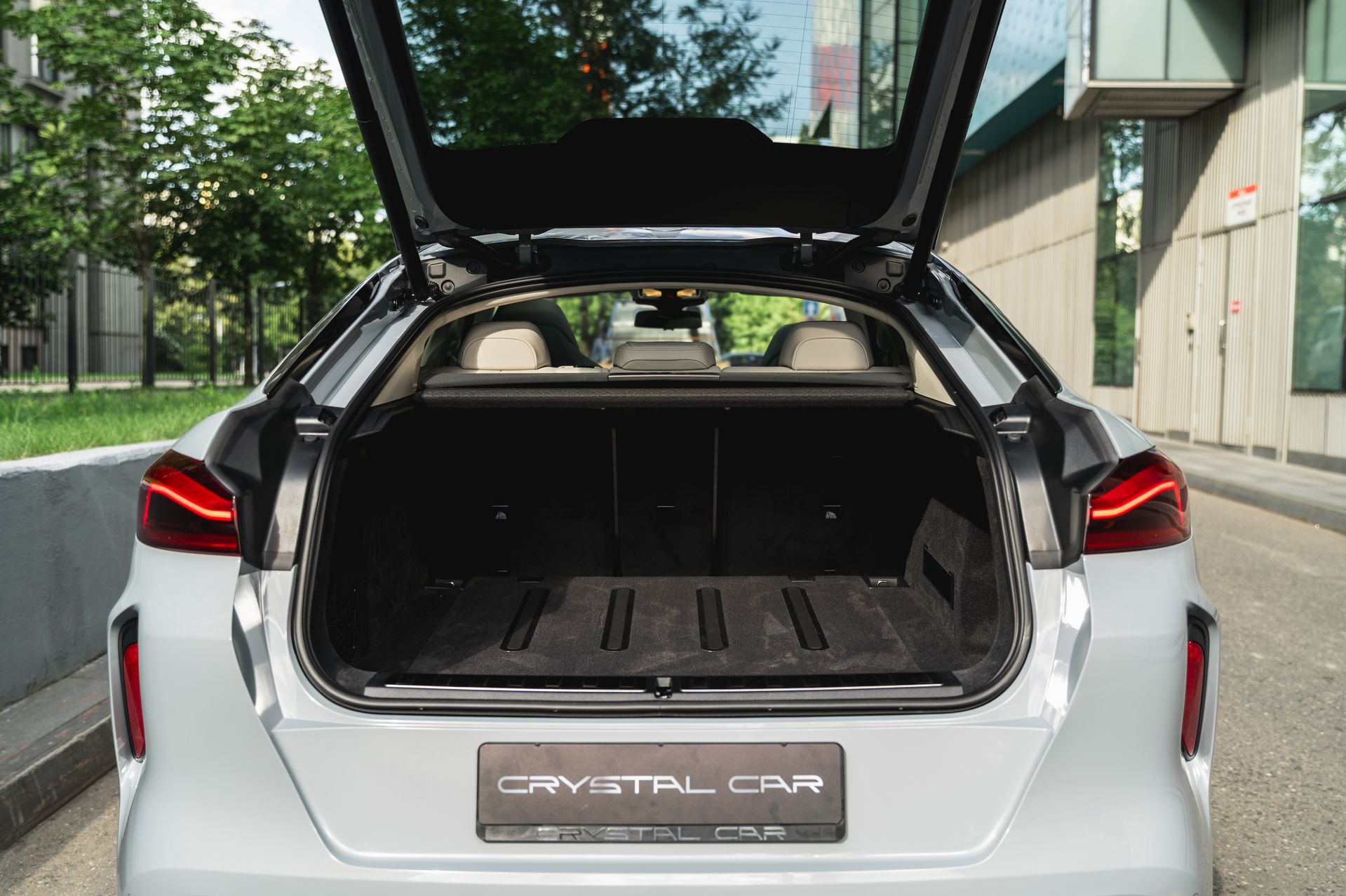 Серый BMW X6 M в городской среде — автомобиль под заказ в Crystal Car