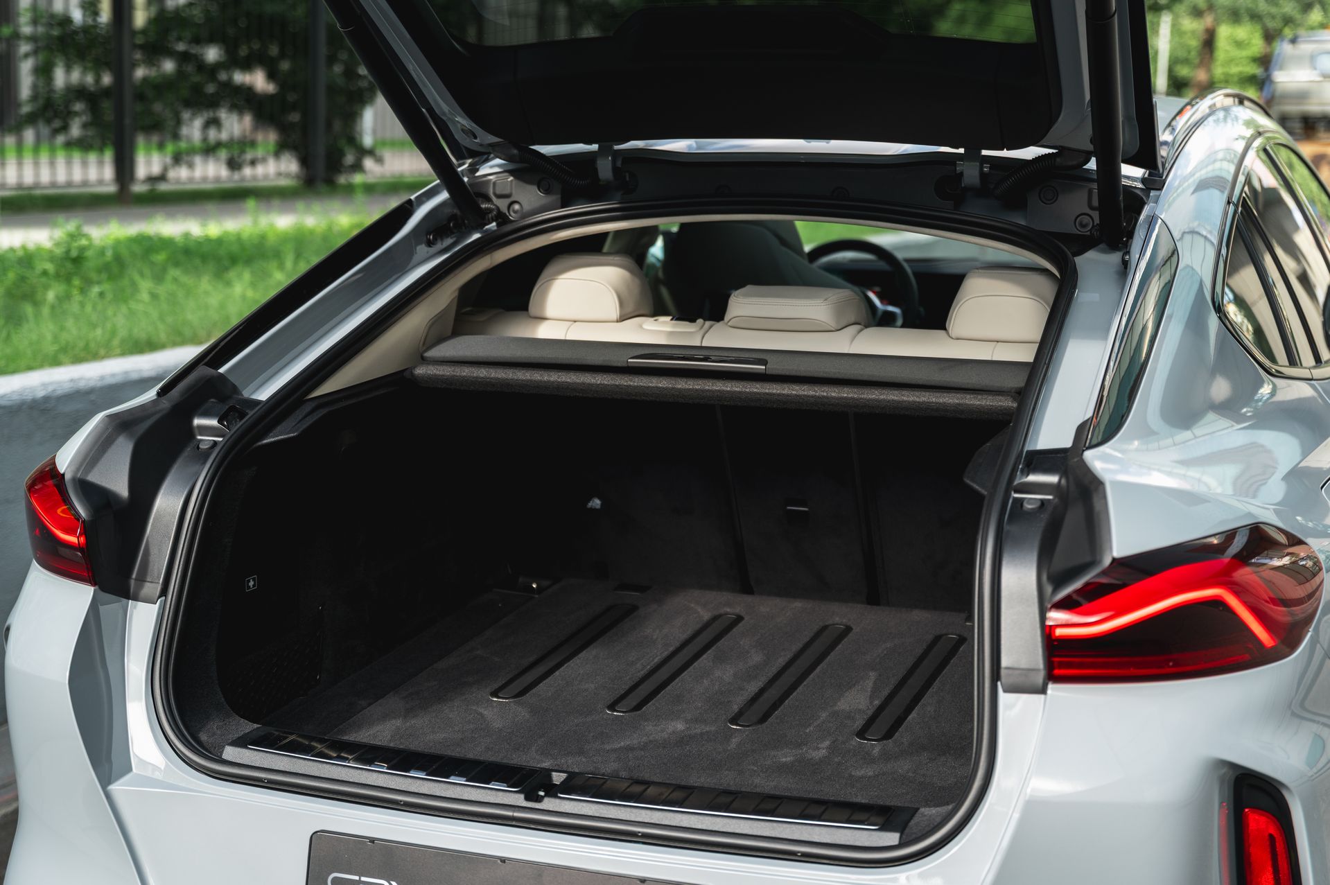 Серый BMW X6 M в городской среде — автомобиль под заказ в Crystal Car