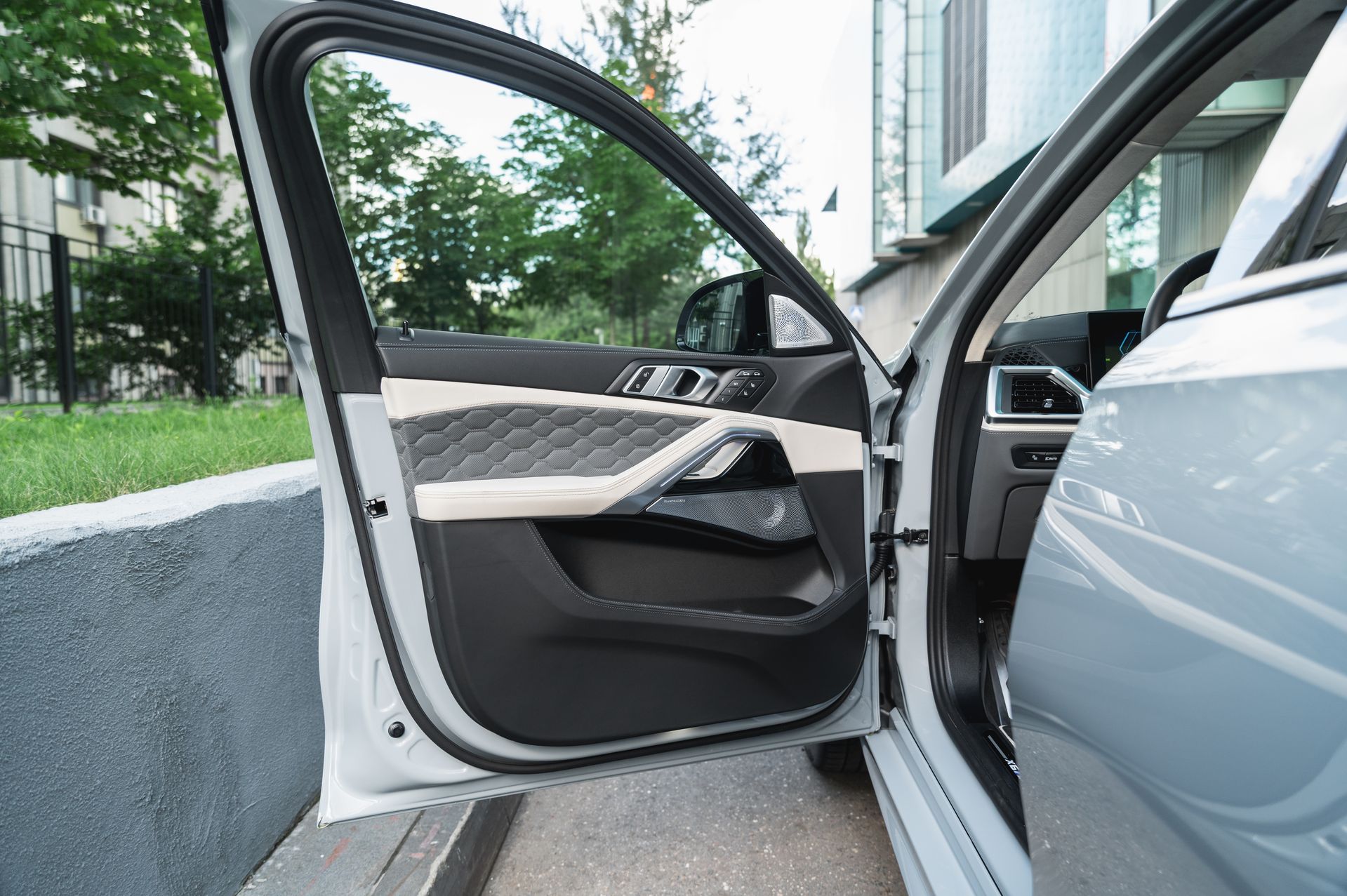 Серый BMW X6 M в городской среде — автомобиль под заказ в Crystal Car