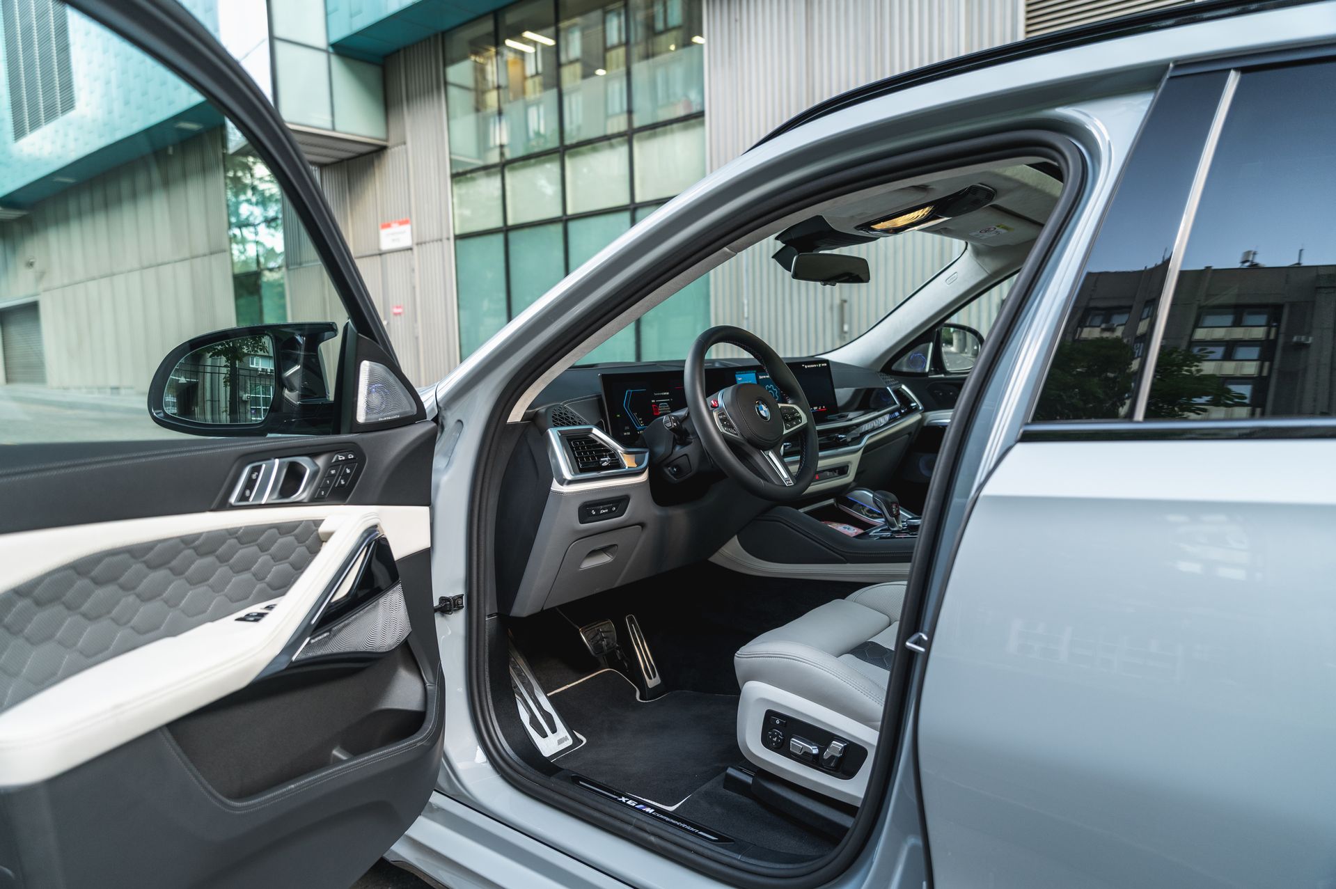 Серый BMW X6 M в городской среде — автомобиль под заказ в Crystal Car