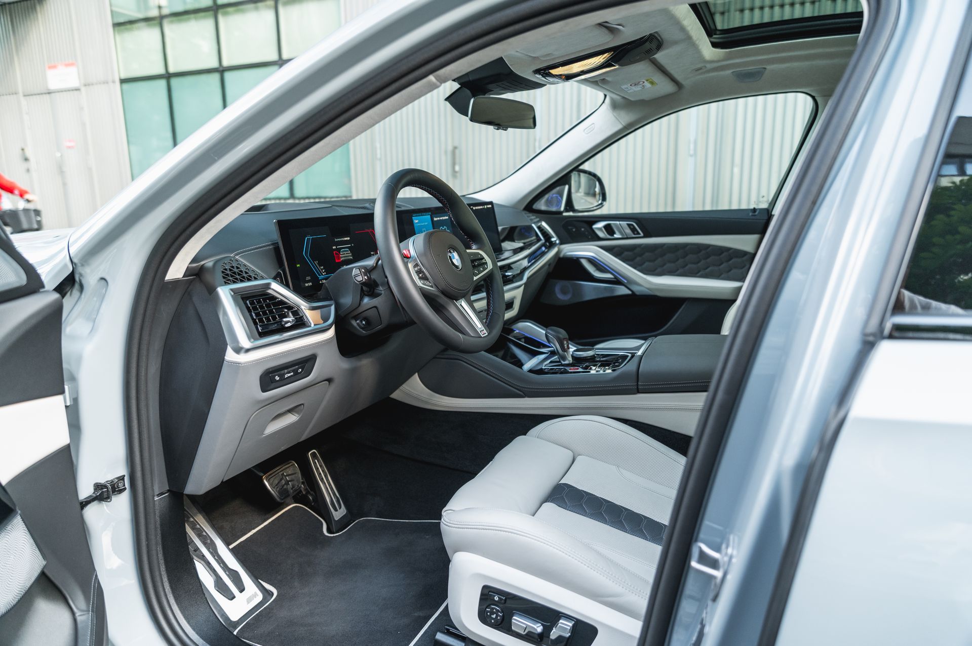 Серый BMW X6 M в городской среде — автомобиль под заказ в Crystal Car