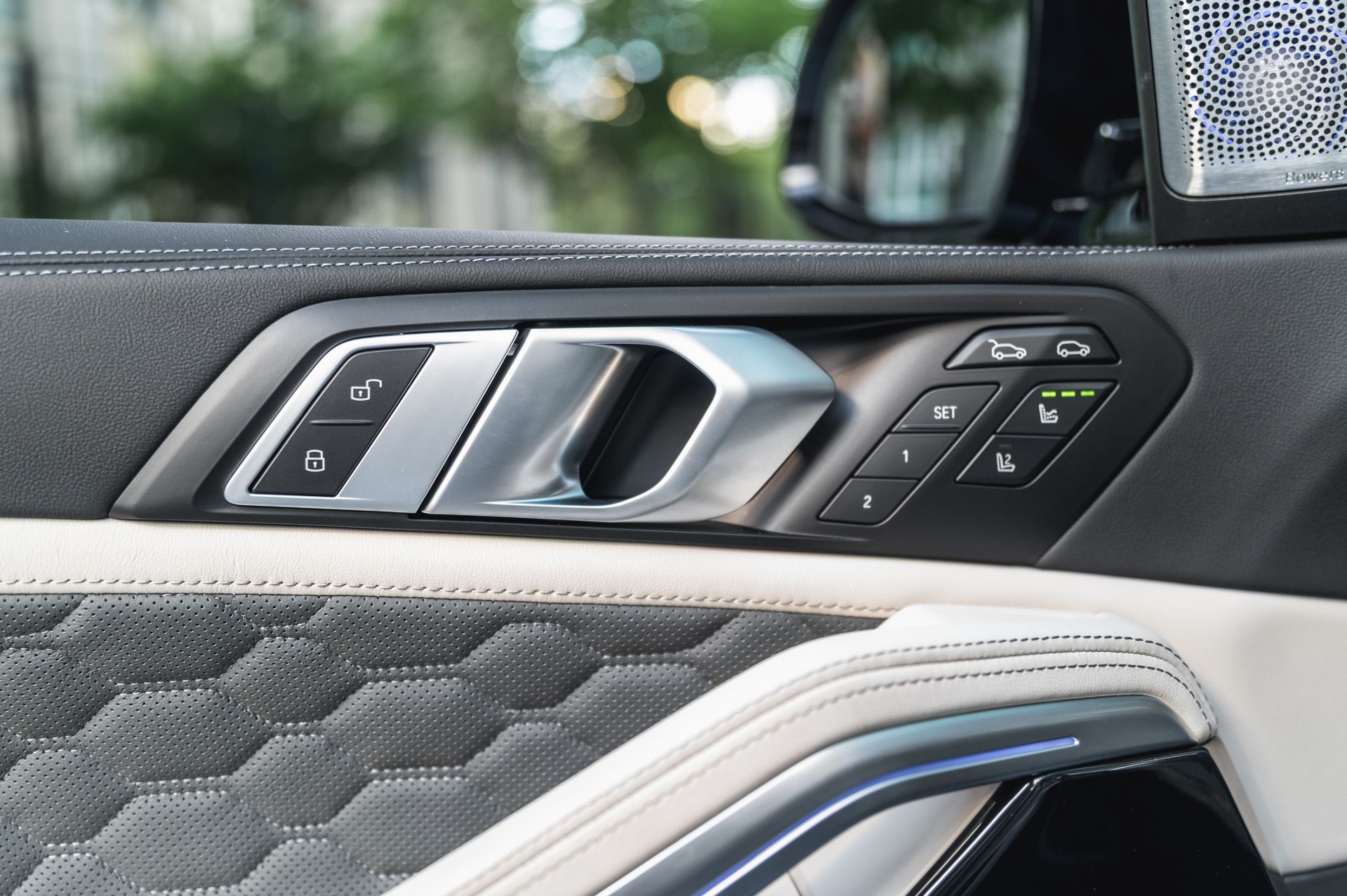 Серый BMW X6 M в городской среде — автомобиль под заказ в Crystal Car