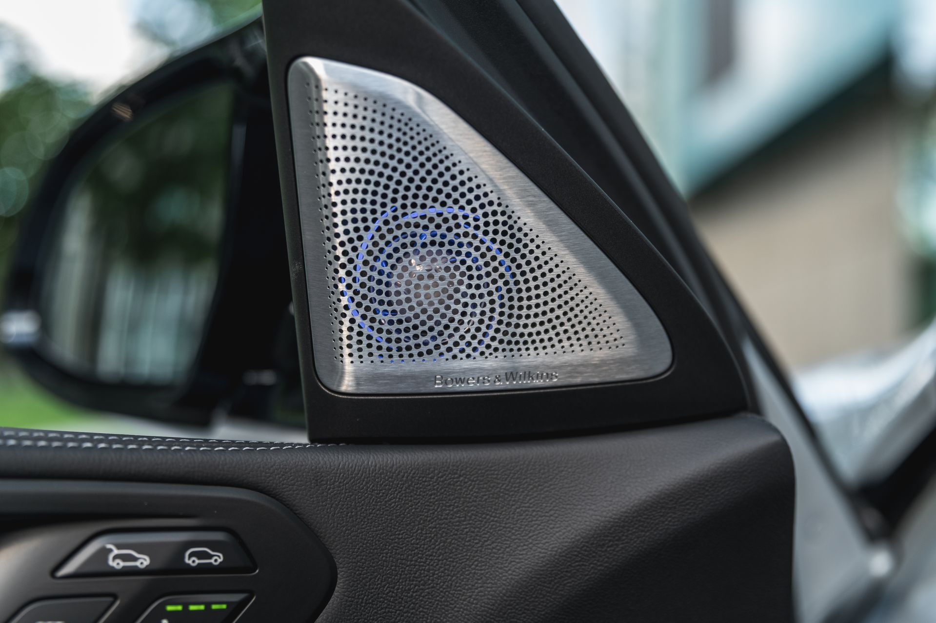 Серый BMW X6 M в городской среде — автомобиль под заказ в Crystal Car