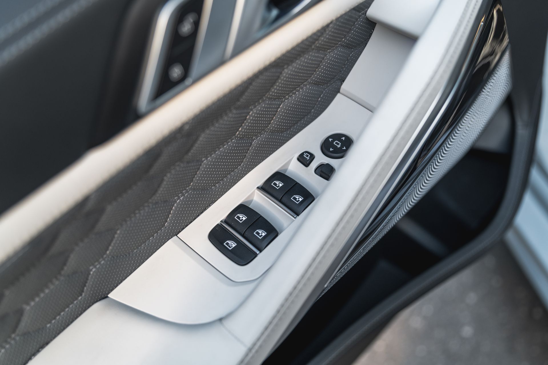 Серый BMW X6 M в городской среде — автомобиль под заказ в Crystal Car