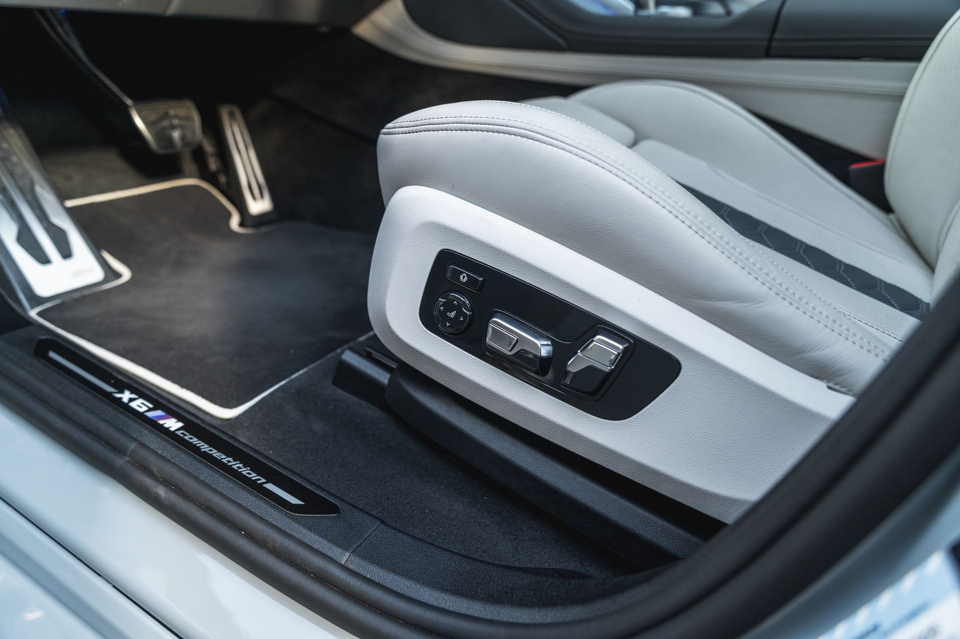 Серый BMW X6 M в городской среде — автомобиль под заказ в Crystal Car