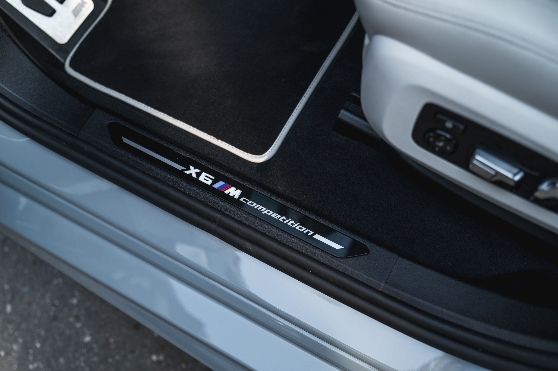 Серый BMW X6 M в городской среде — автомобиль под заказ в Crystal Car