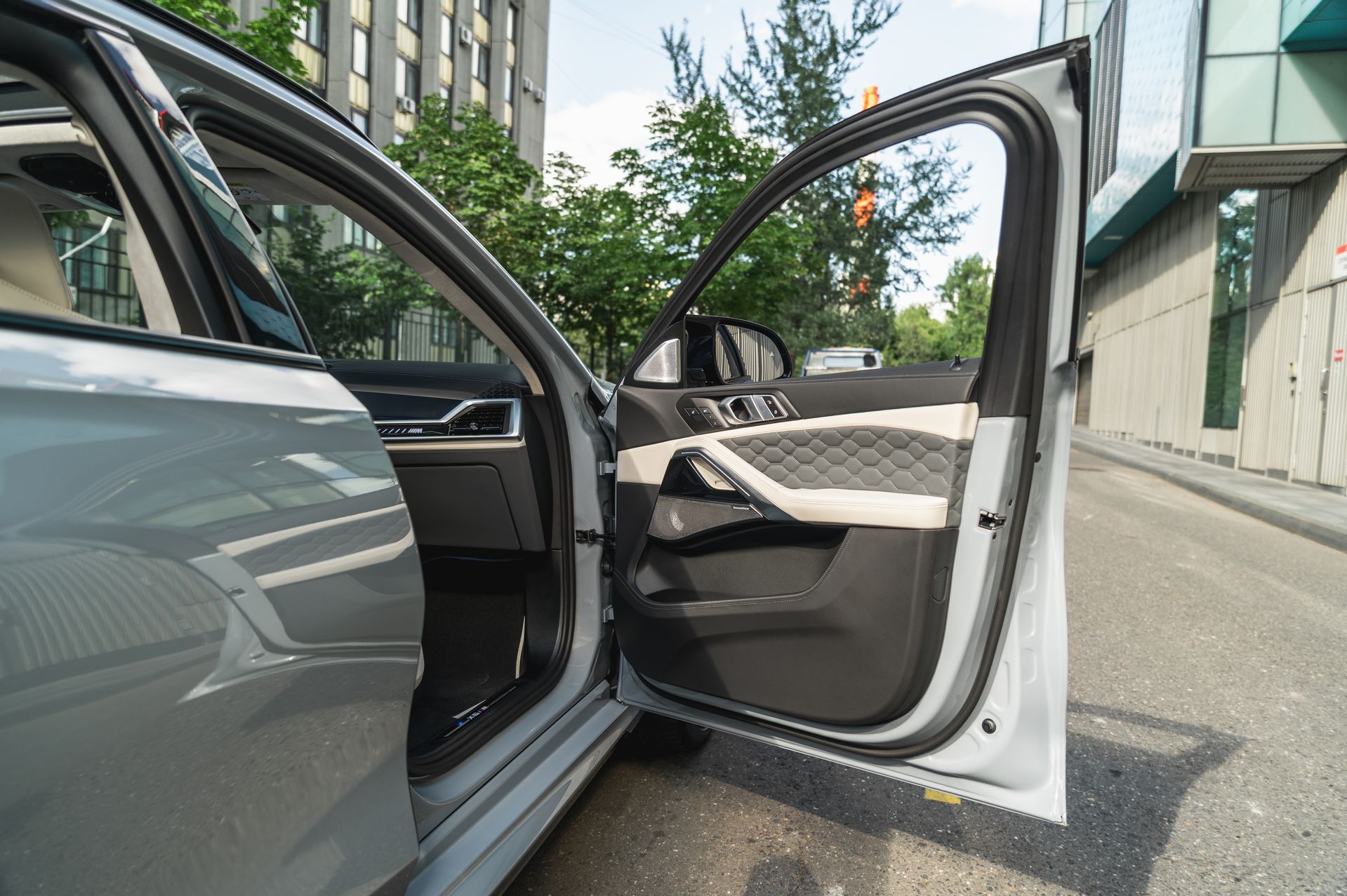 Серый BMW X6 M в городской среде — автомобиль под заказ в Crystal Car