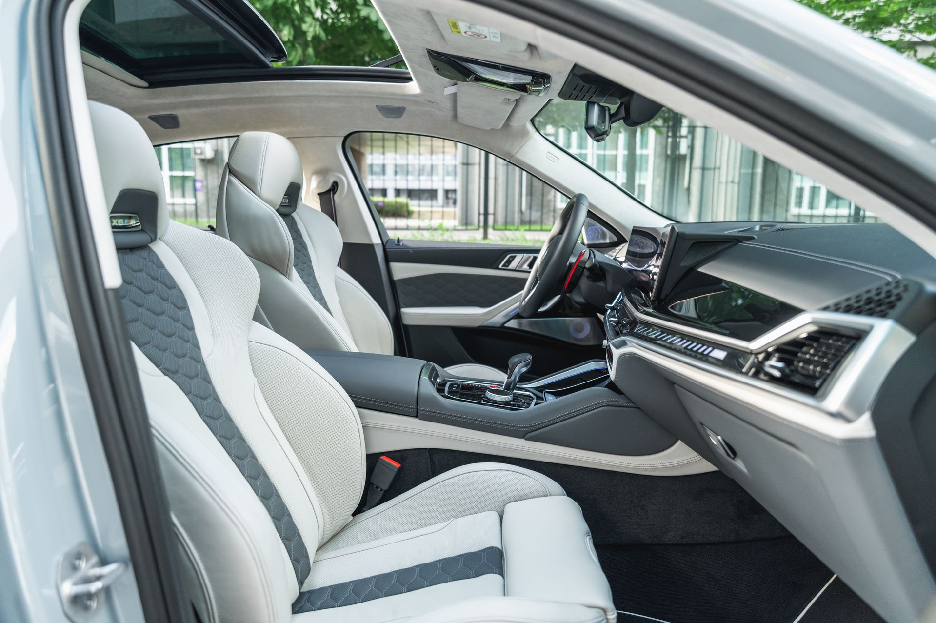 Серый BMW X6 M в городской среде — автомобиль под заказ в Crystal Car