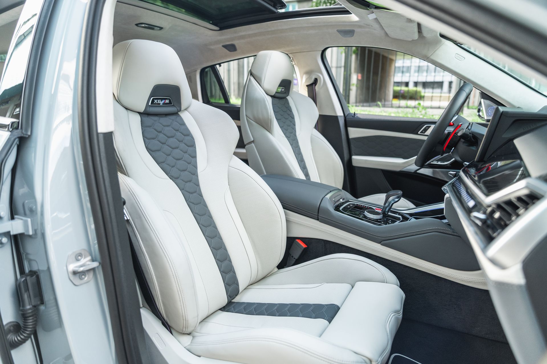 Серый BMW X6 M в городской среде — автомобиль под заказ в Crystal Car