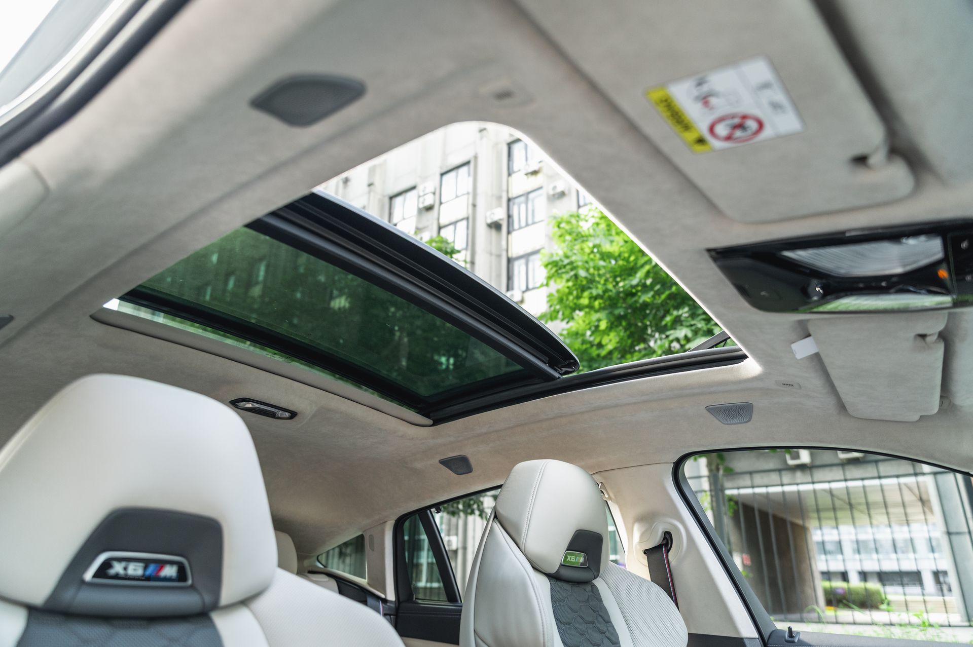 Серый BMW X6 M в городской среде — автомобиль под заказ в Crystal Car