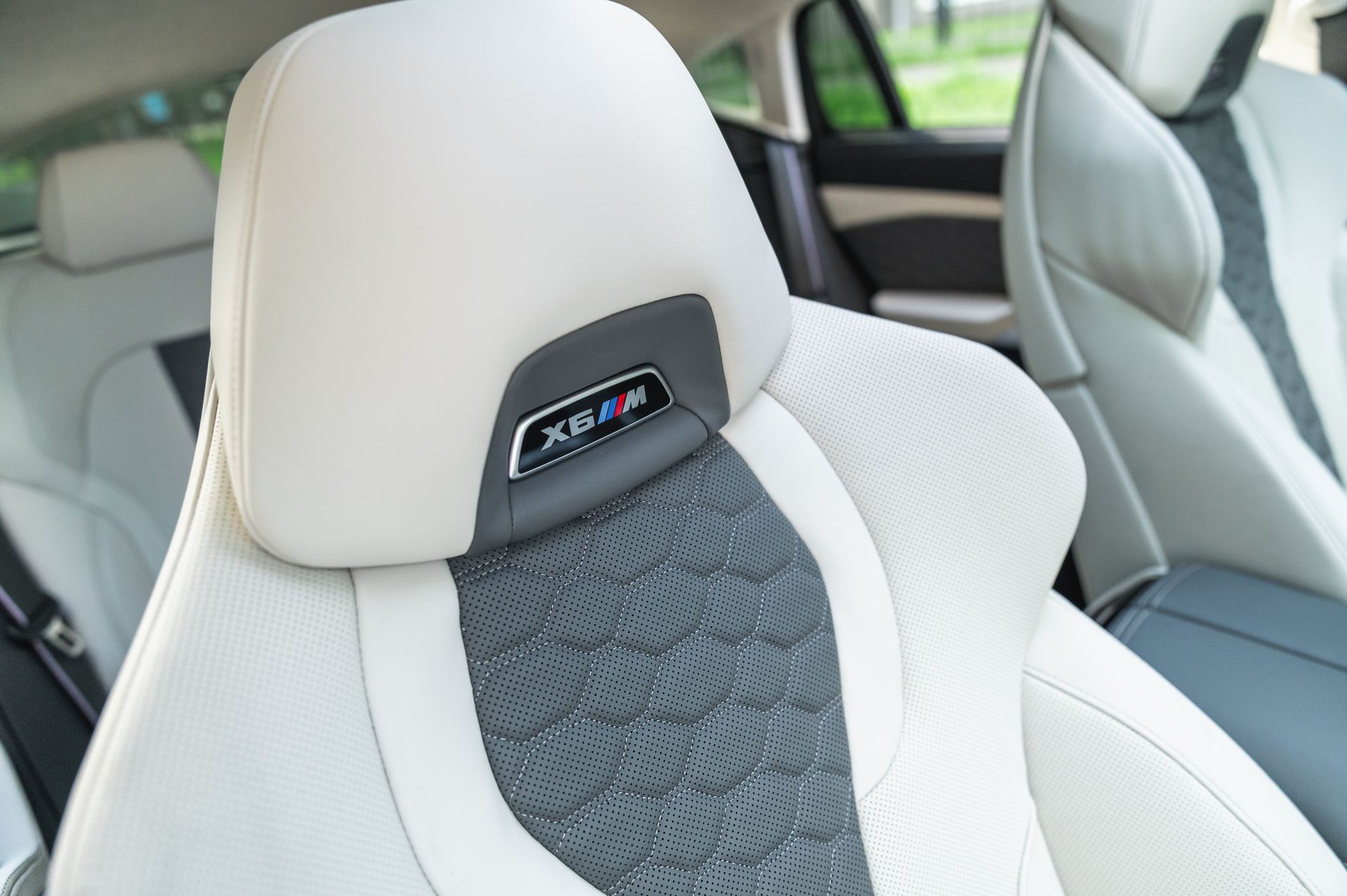 Серый BMW X6 M в городской среде — автомобиль под заказ в Crystal Car