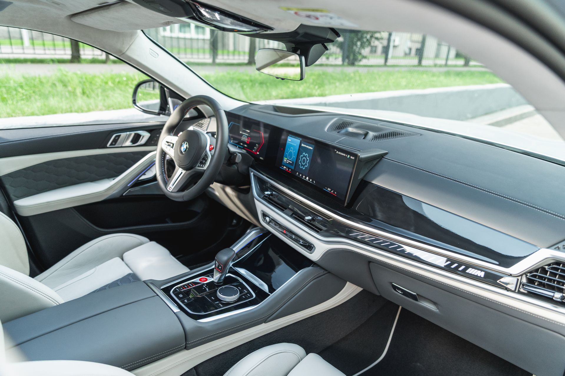 Серый BMW X6 M в городской среде — автомобиль под заказ в Crystal Car