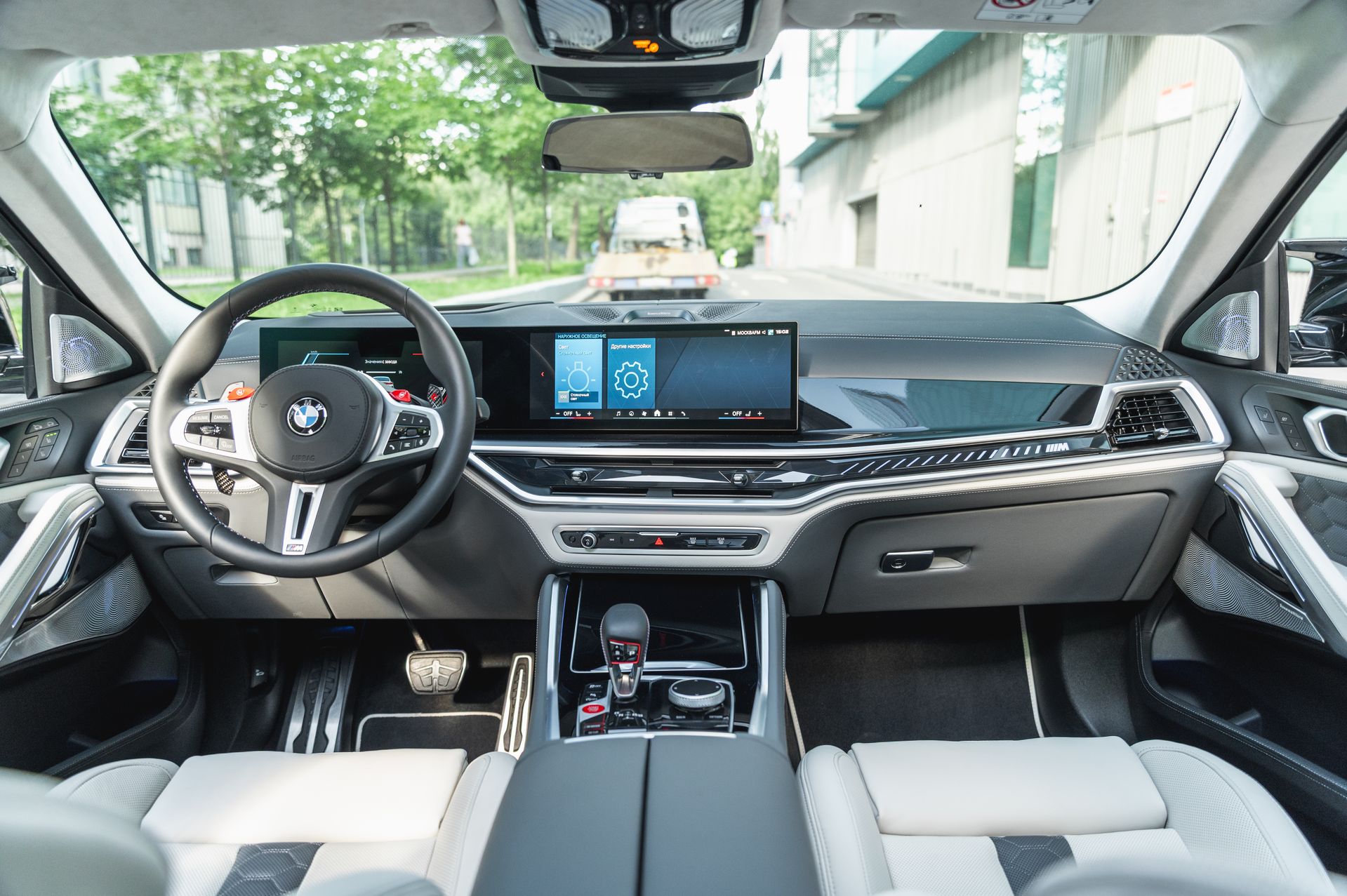 Серый BMW X6 M в городской среде — автомобиль под заказ в Crystal Car