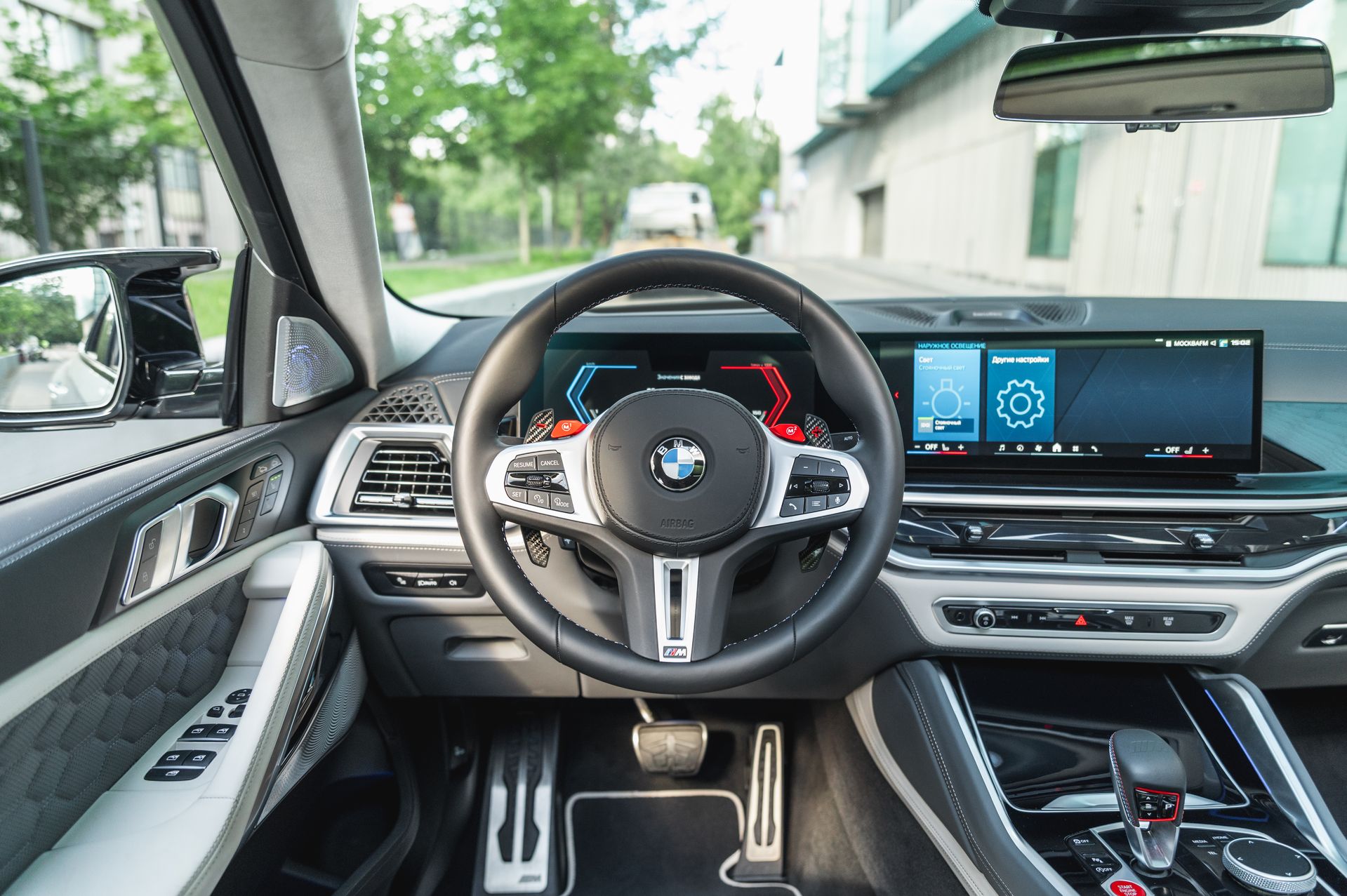 Серый BMW X6 M в городской среде — автомобиль под заказ в Crystal Car