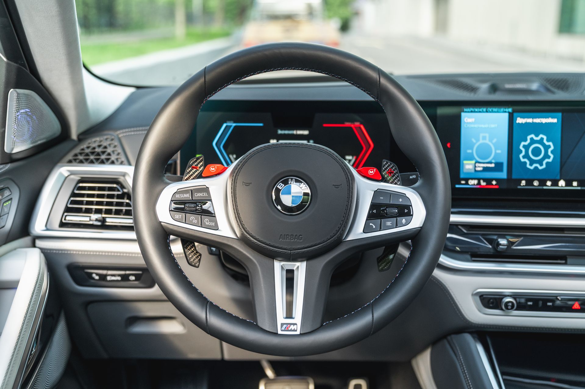 Серый BMW X6 M в городской среде — автомобиль под заказ в Crystal Car