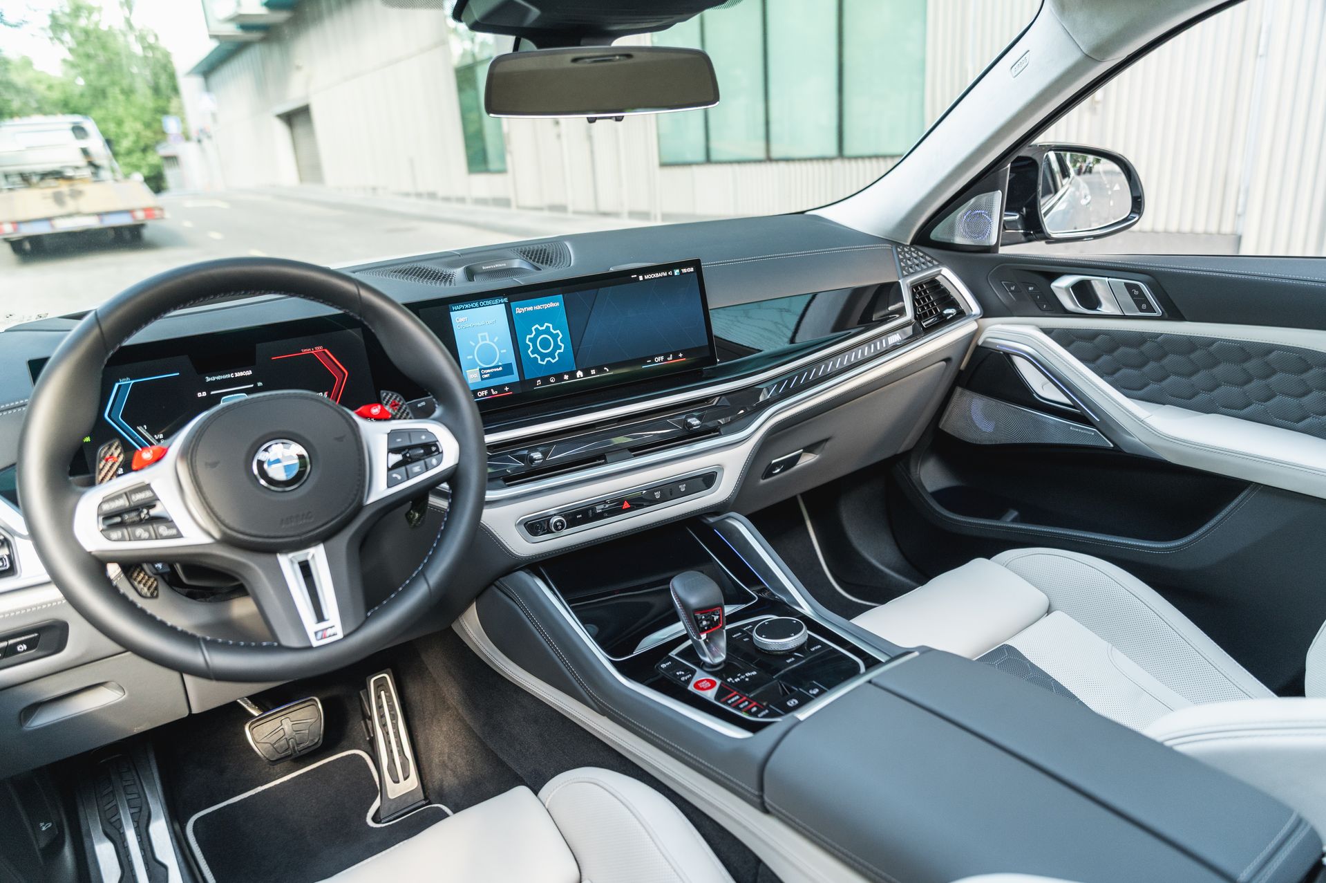 Серый BMW X6 M в городской среде — автомобиль под заказ в Crystal Car