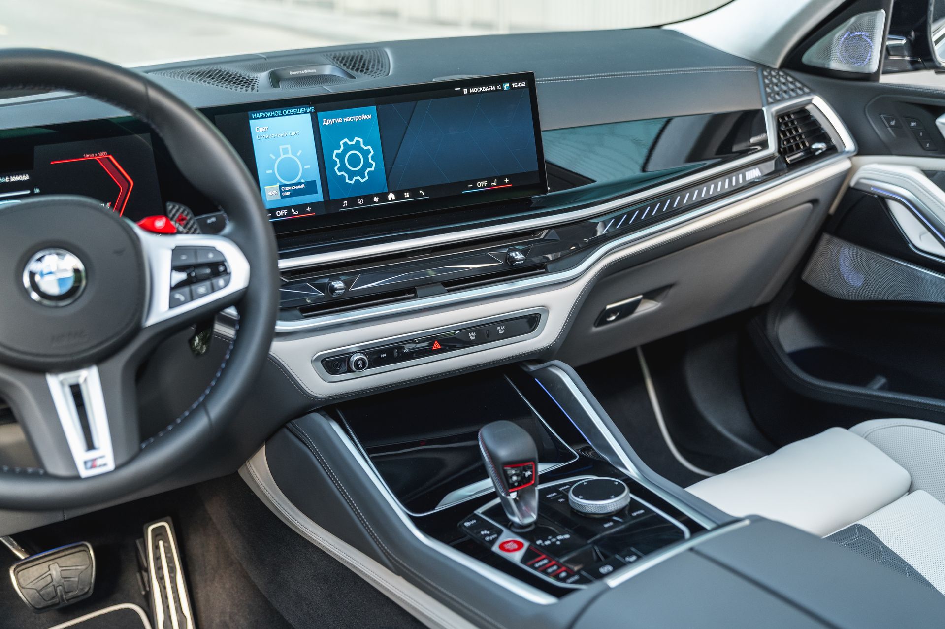 Серый BMW X6 M в городской среде — автомобиль под заказ в Crystal Car