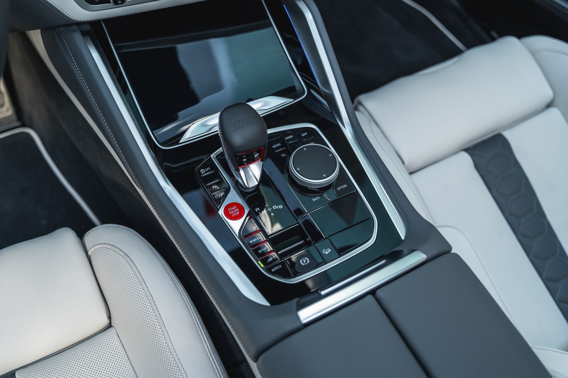 Серый BMW X6 M в городской среде — автомобиль под заказ в Crystal Car