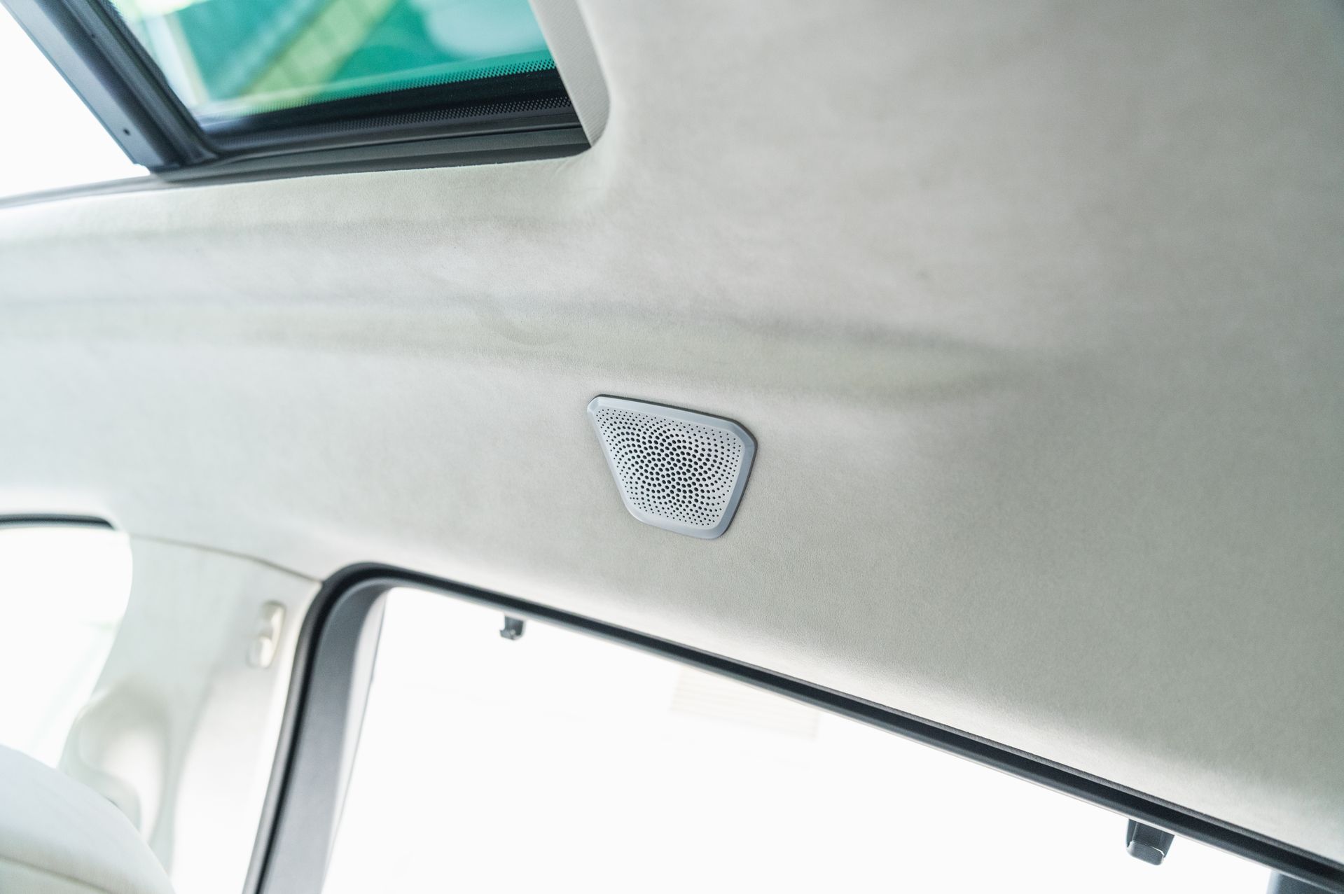 Серый BMW X6 M в городской среде — автомобиль под заказ в Crystal Car