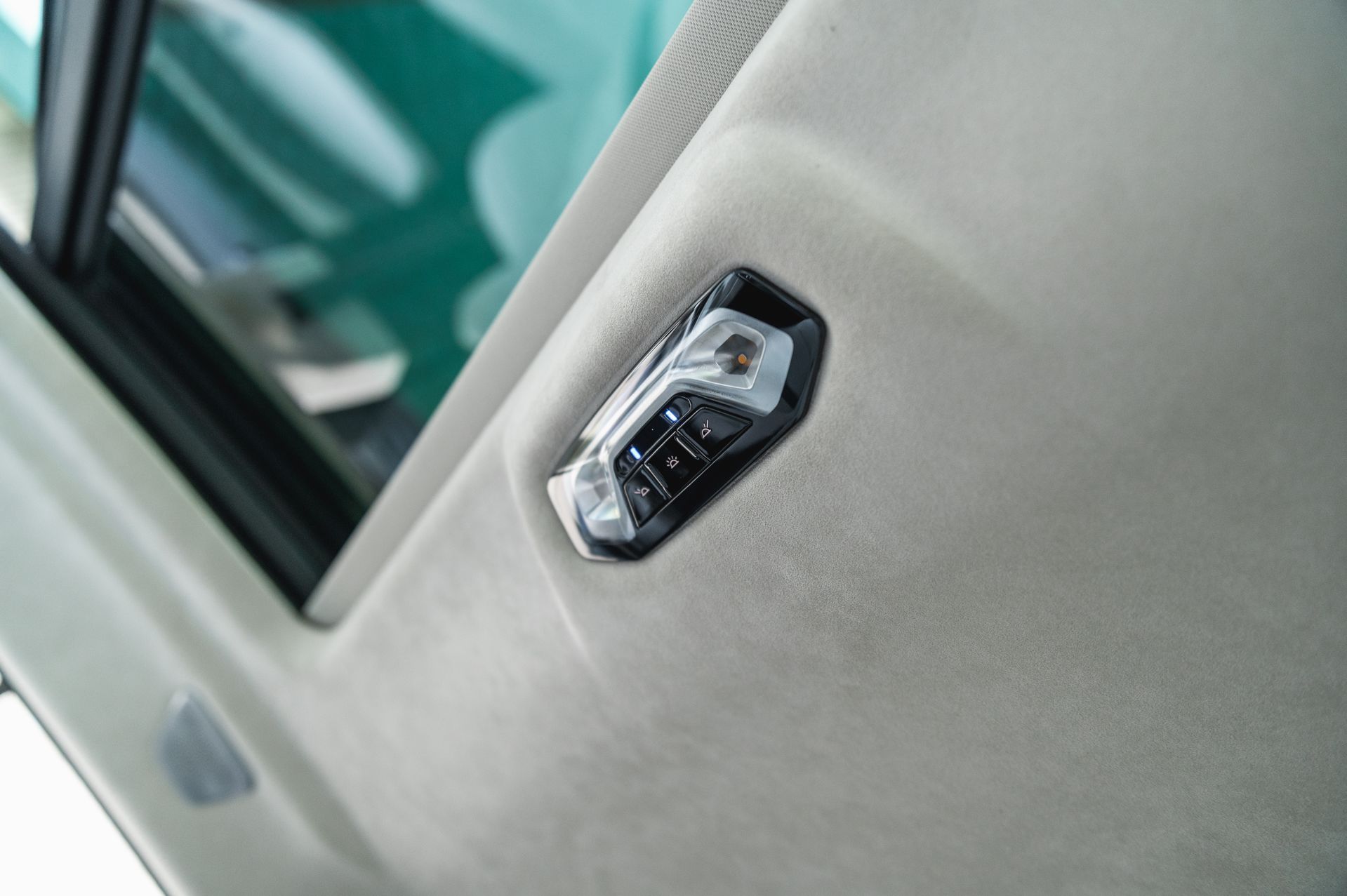 Серый BMW X6 M в городской среде — автомобиль под заказ в Crystal Car