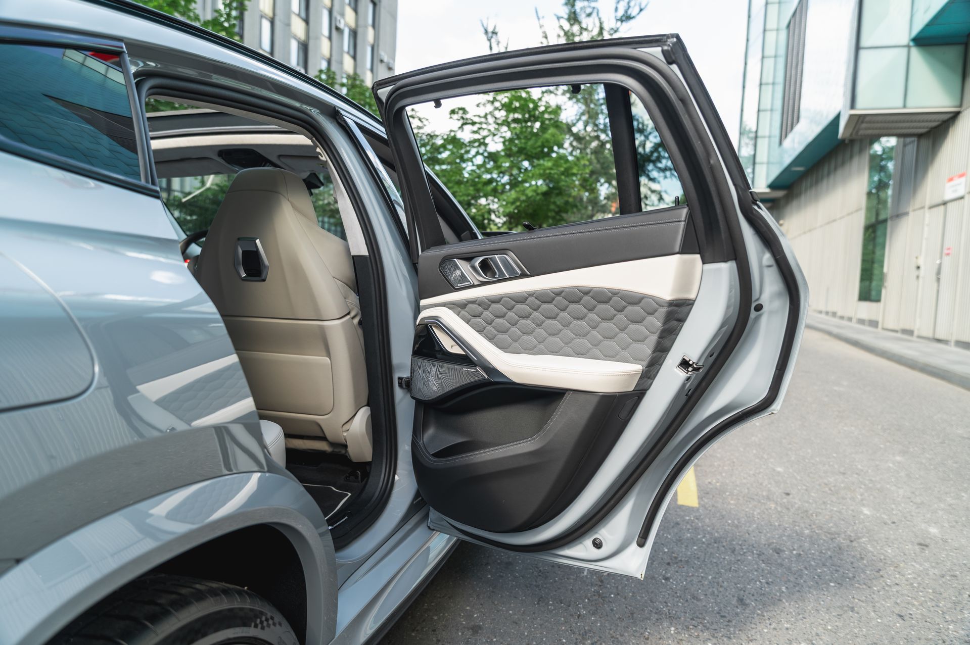 Серый BMW X6 M в городской среде — автомобиль под заказ в Crystal Car