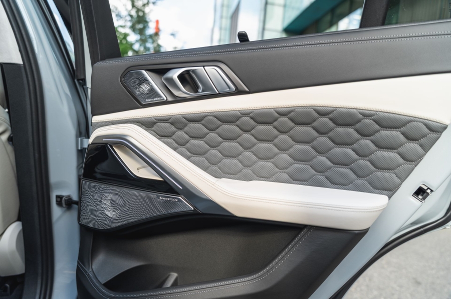 Серый BMW X6 M в городской среде — автомобиль под заказ в Crystal Car