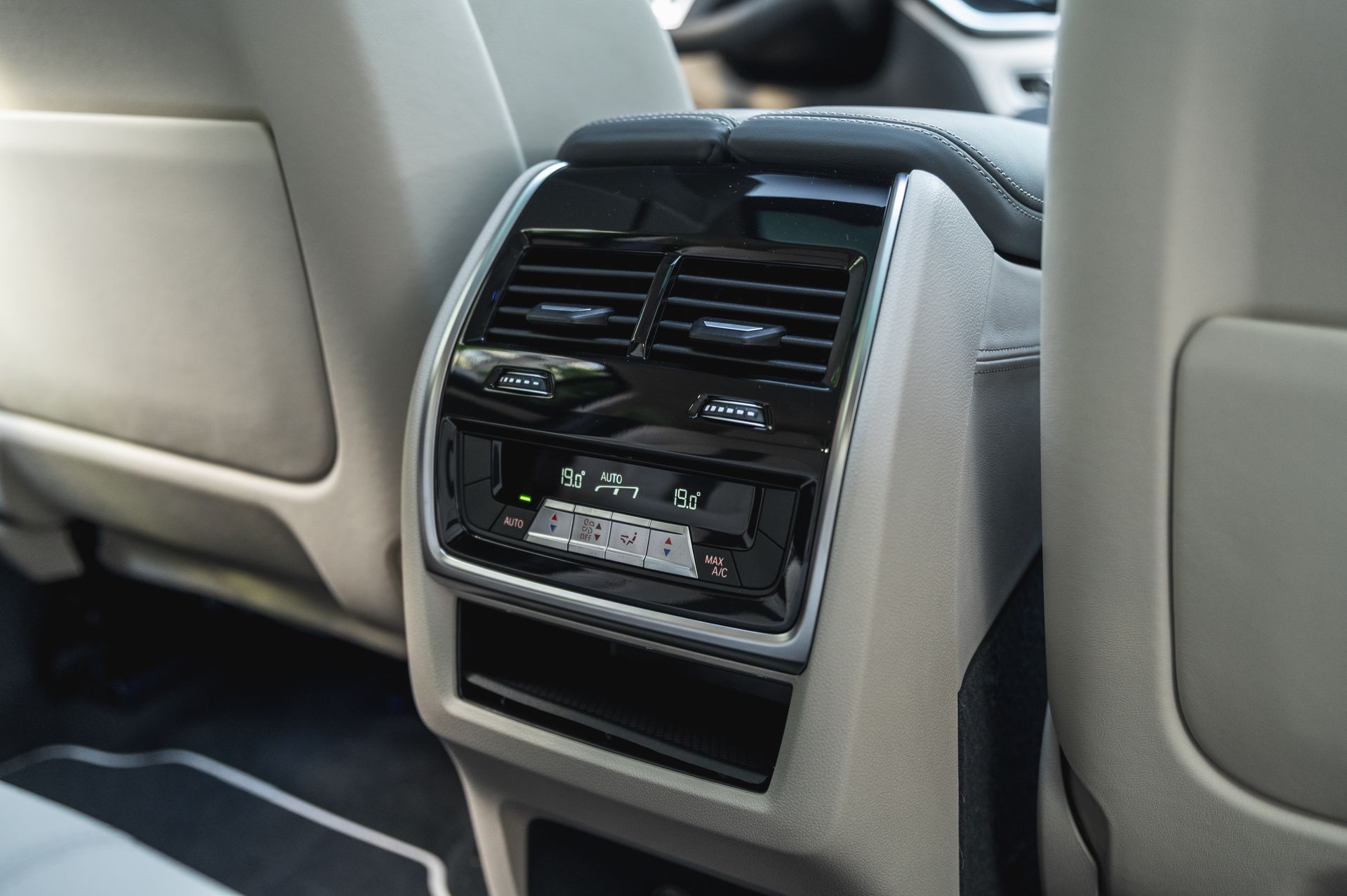 Серый BMW X6 M в городской среде — автомобиль под заказ в Crystal Car