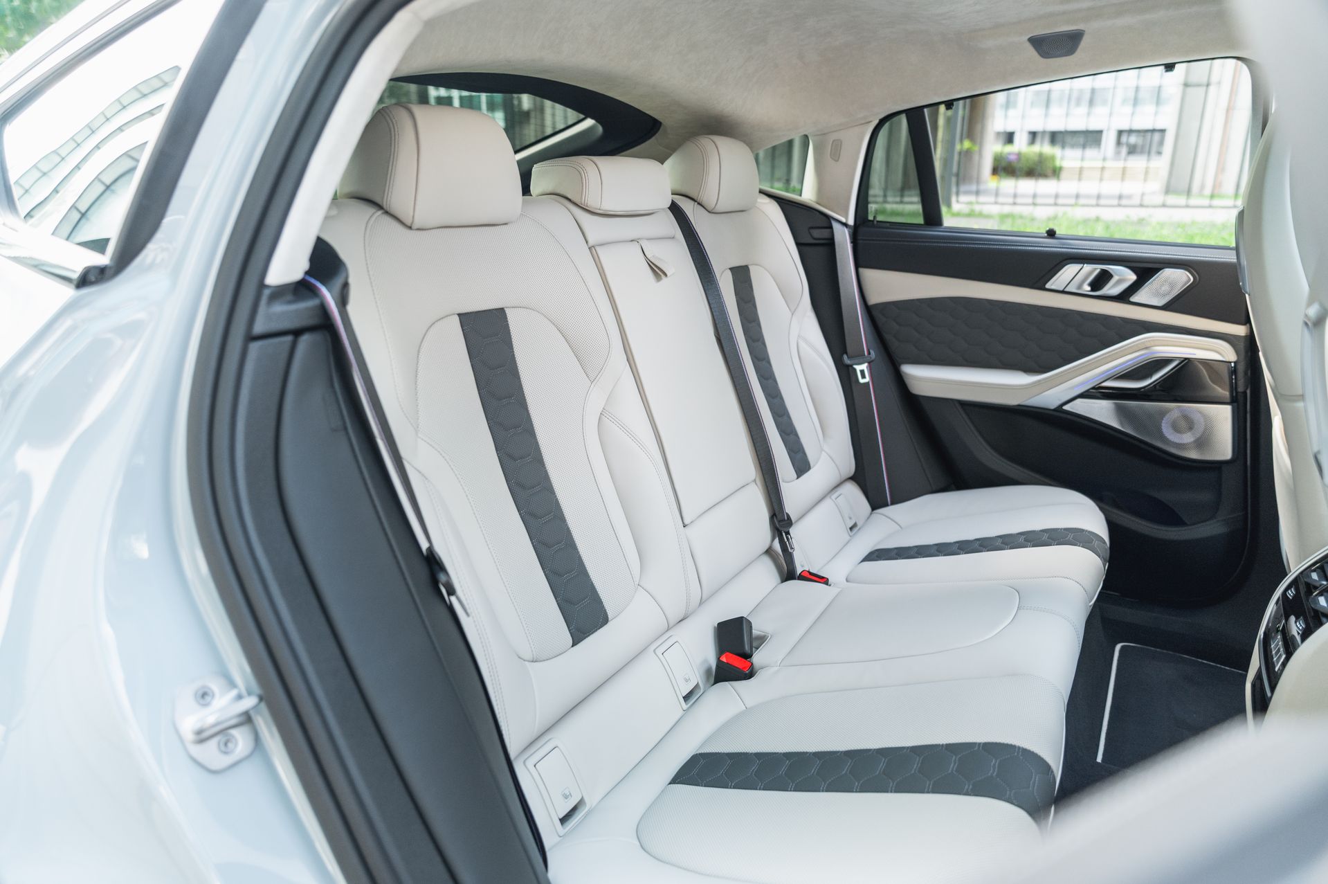 Серый BMW X6 M в городской среде — автомобиль под заказ в Crystal Car