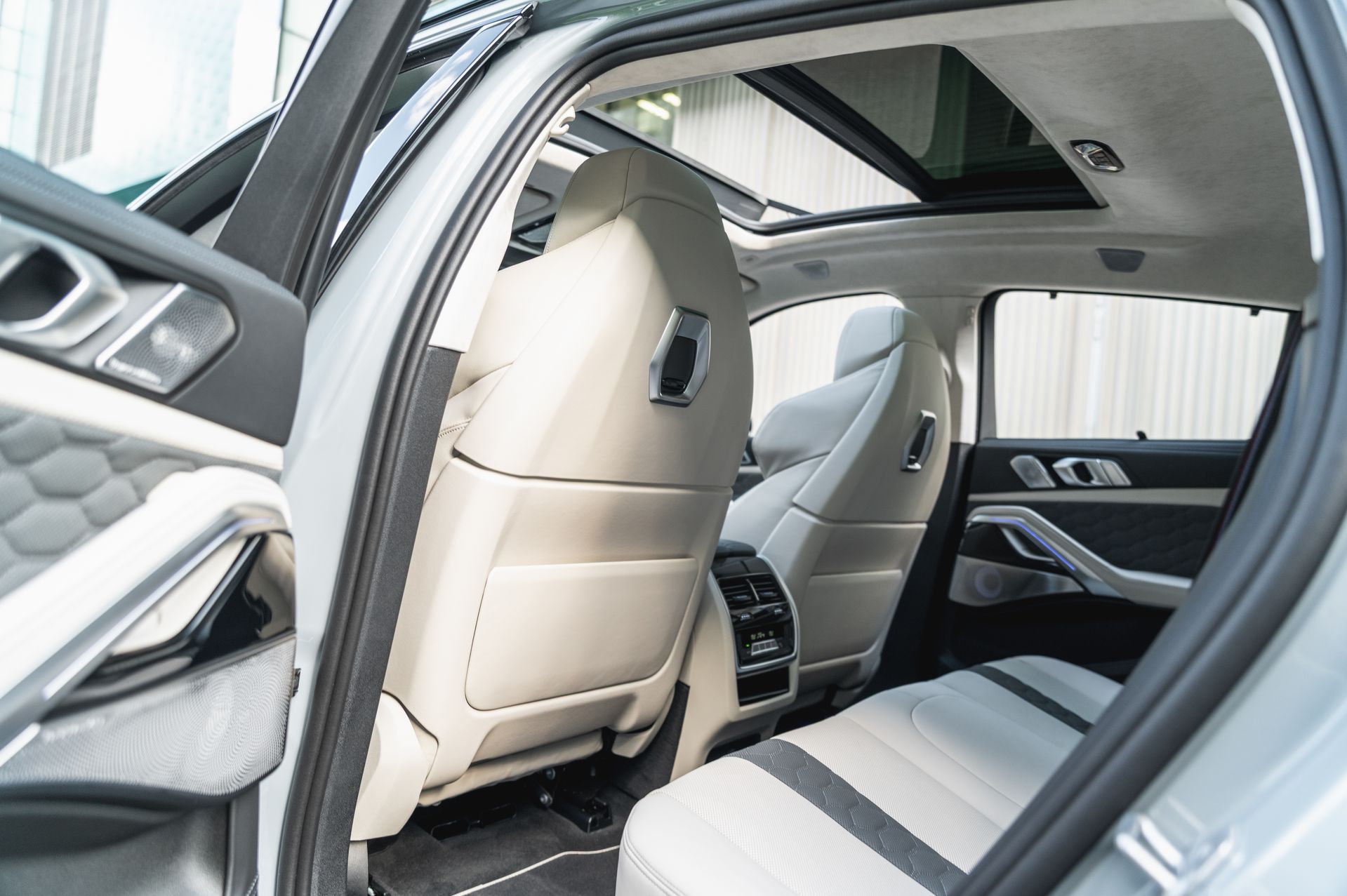 Серый BMW X6 M в городской среде — автомобиль под заказ в Crystal Car